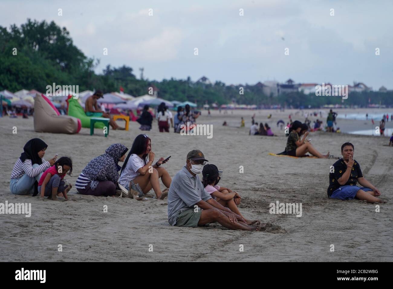 Badung, Bali, Indonésie. 10 août 2020. Les gens apprécient leurs vacances à  Legian Beach au milieu de l'épidémie de coronavirus Covid-19 alors que Bali  rouvre pour le tourisme domestique indonésien le 31