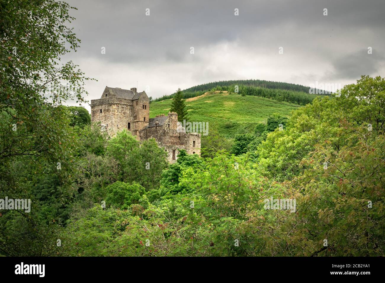 Visite de Dollar Glen et de Castle Campbell, l'été avec beaucoup d'arbres verts. Banque D'Images