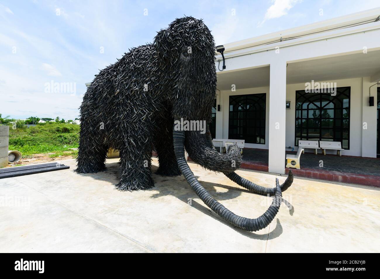 NakhonPathom , Thaïlande - 6 août, 2020 : le modèle de recyclage Big Mammoth fabriqué à partir de vieux pneus de voiture dans la station-service Caltex à NakhonPathom KM.14 Banque D'Images