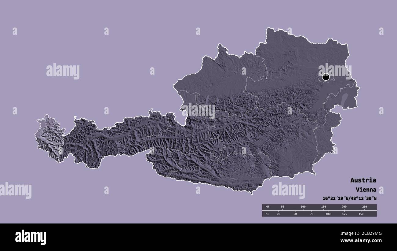 Forme désaturée de l'Autriche avec sa capitale, sa principale division régionale et la région séparée du Vorarlberg. Étiquettes. Carte d'altitude en couleur. Rendu 3D Banque D'Images