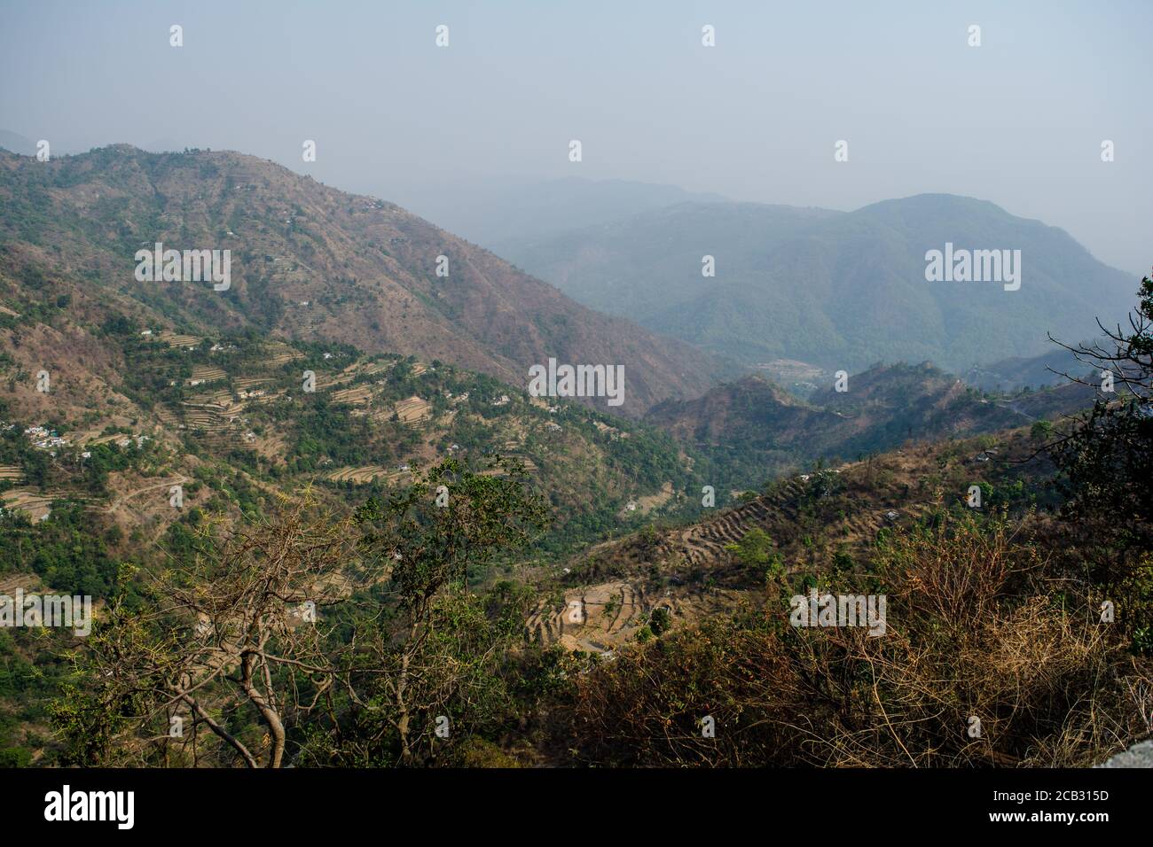 Route sinueuse sur les montagnes de Bhimtal Nainital Uttarakhand Banque D'Images