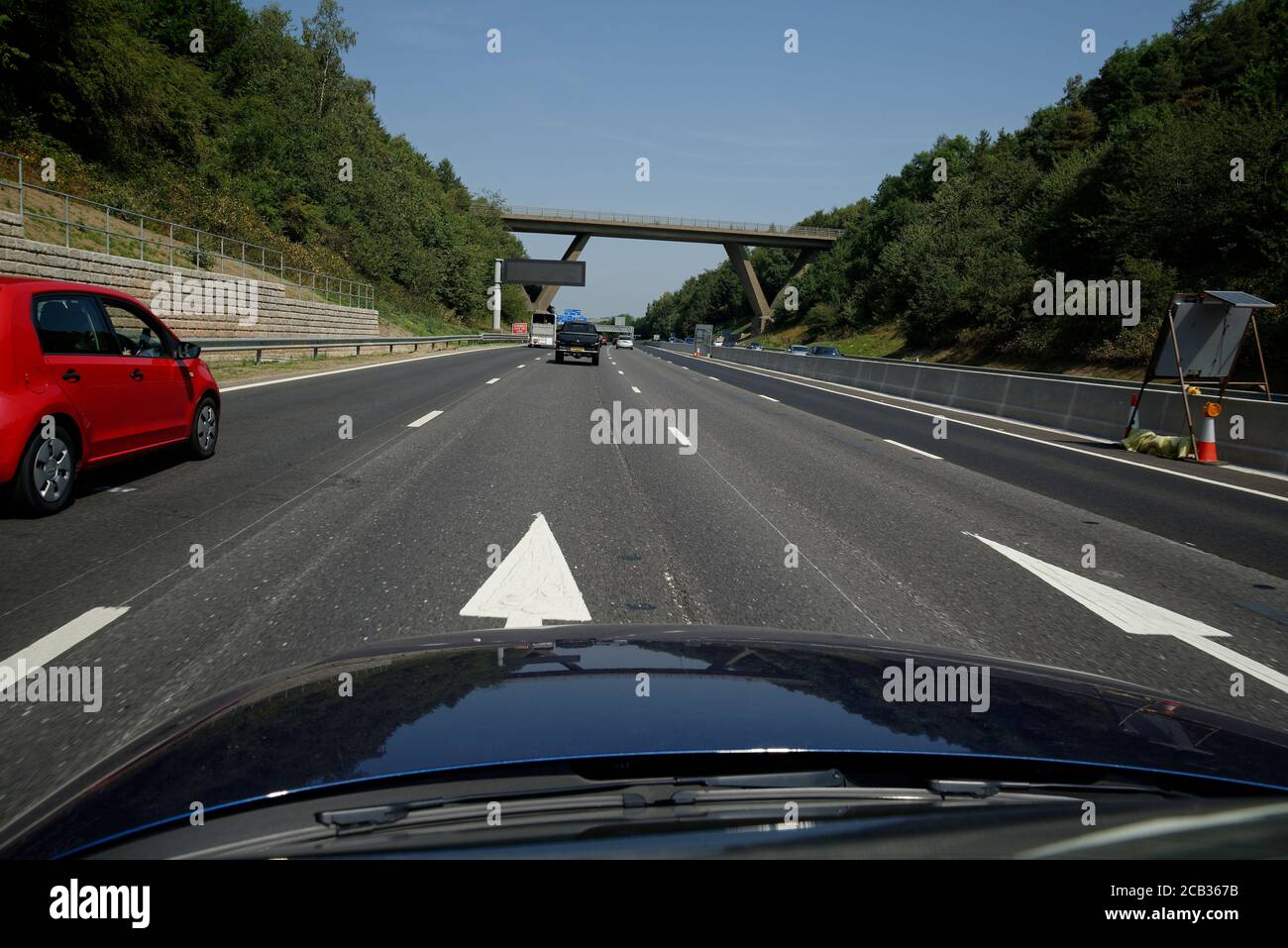 Images d'autoroute intelligentes à quatre voies avec espace pour la superposition de texte. Nouvelle autoroute M23 à Surrey, Royaume-Uni. Banque D'Images