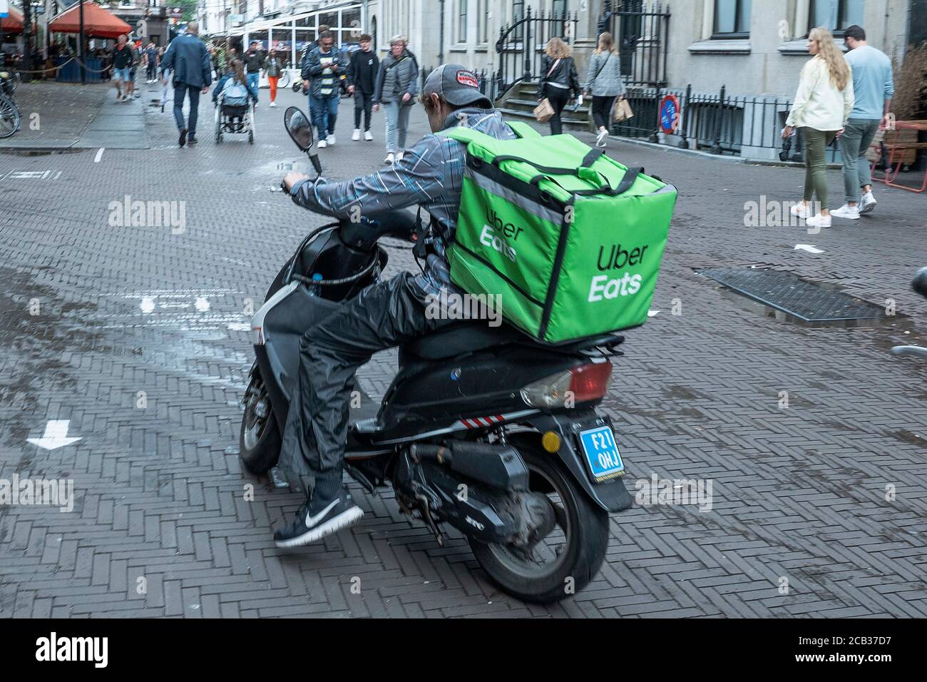 La Haye, Niederlande. 03ème août 2020. Un Uber mange un conducteur sur son scooter dans le centre-ville de la Haye ; Uber Eats est une plate-forme américaine de commande et de livraison en ligne pour Lebenswithtel, Essen, qui a été fondée en 2014 à San Francisco/Californie ; en Allemagne, le service n'est pas disponible actuellement ; Le 3 août 2020 à la Haye/pays-Bas | usage dans le monde crédit: dpa/Alamy Live News Banque D'Images