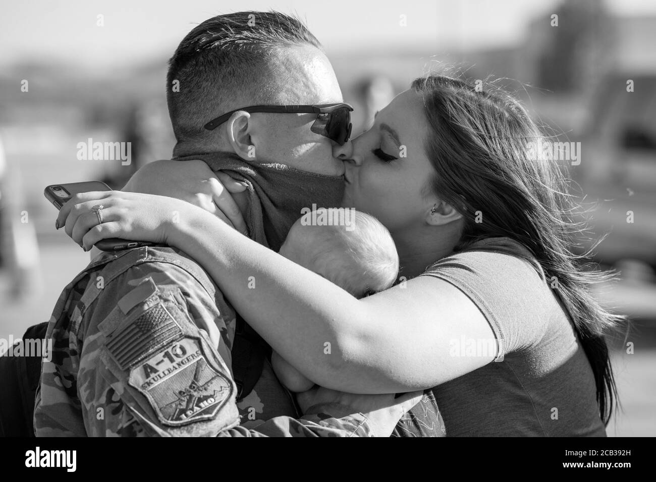 Un masque COVID n'arrête pas un baiser de maison de bienvenue alors que les aviateurs de la 124ème aile de Fighter rentrent à la maison après leur déploiement, le 8 août 2020, à Boise, Idaho. (ÉTATS-UNIS) Banque D'Images