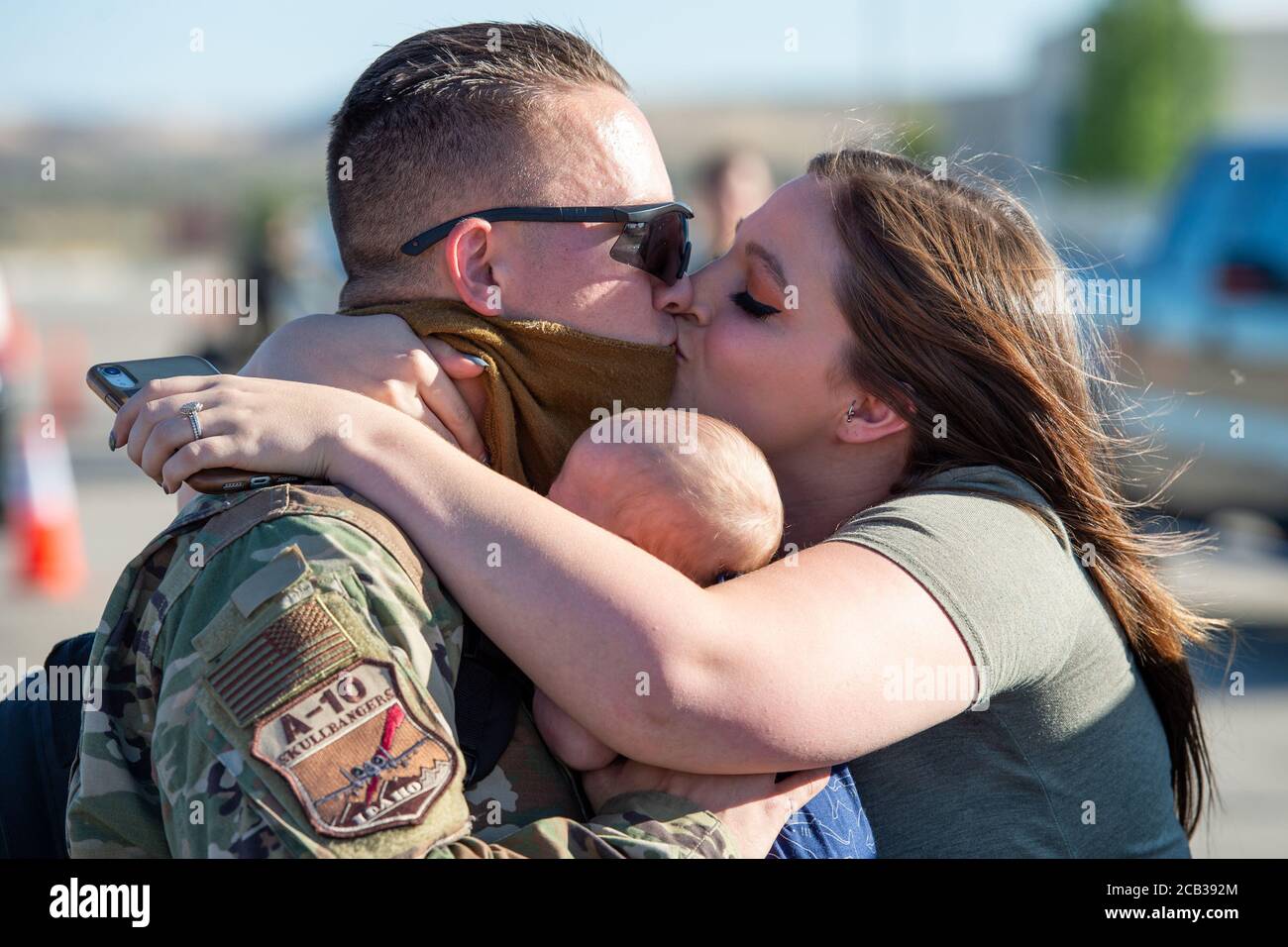 Un masque COVID n'arrête pas un baiser de maison de bienvenue alors que les aviateurs de la 124ème aile de Fighter rentrent à la maison après leur déploiement, le 8 août 2020, à Boise, Idaho. (ÉTATS-UNIS) Banque D'Images