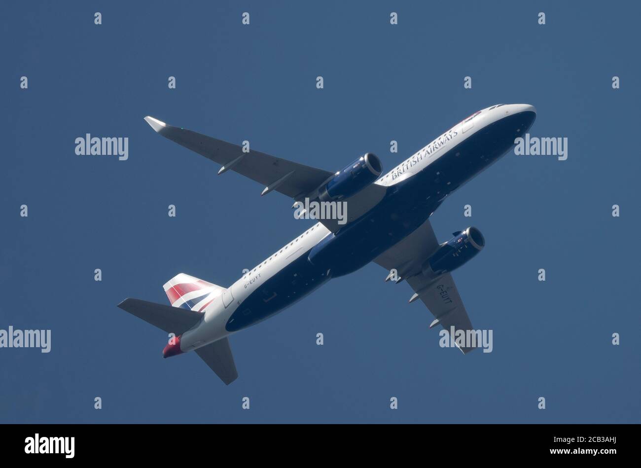 10 août 2020. British Airways Airbus A320-232 G-EUYT au-dessus de Londres, en quittant l'aéroport d'Heathrow sur la route standard de départ des instruments de Douvres dans le ciel bleu en direction de Sofia, Bulgarie Banque D'Images