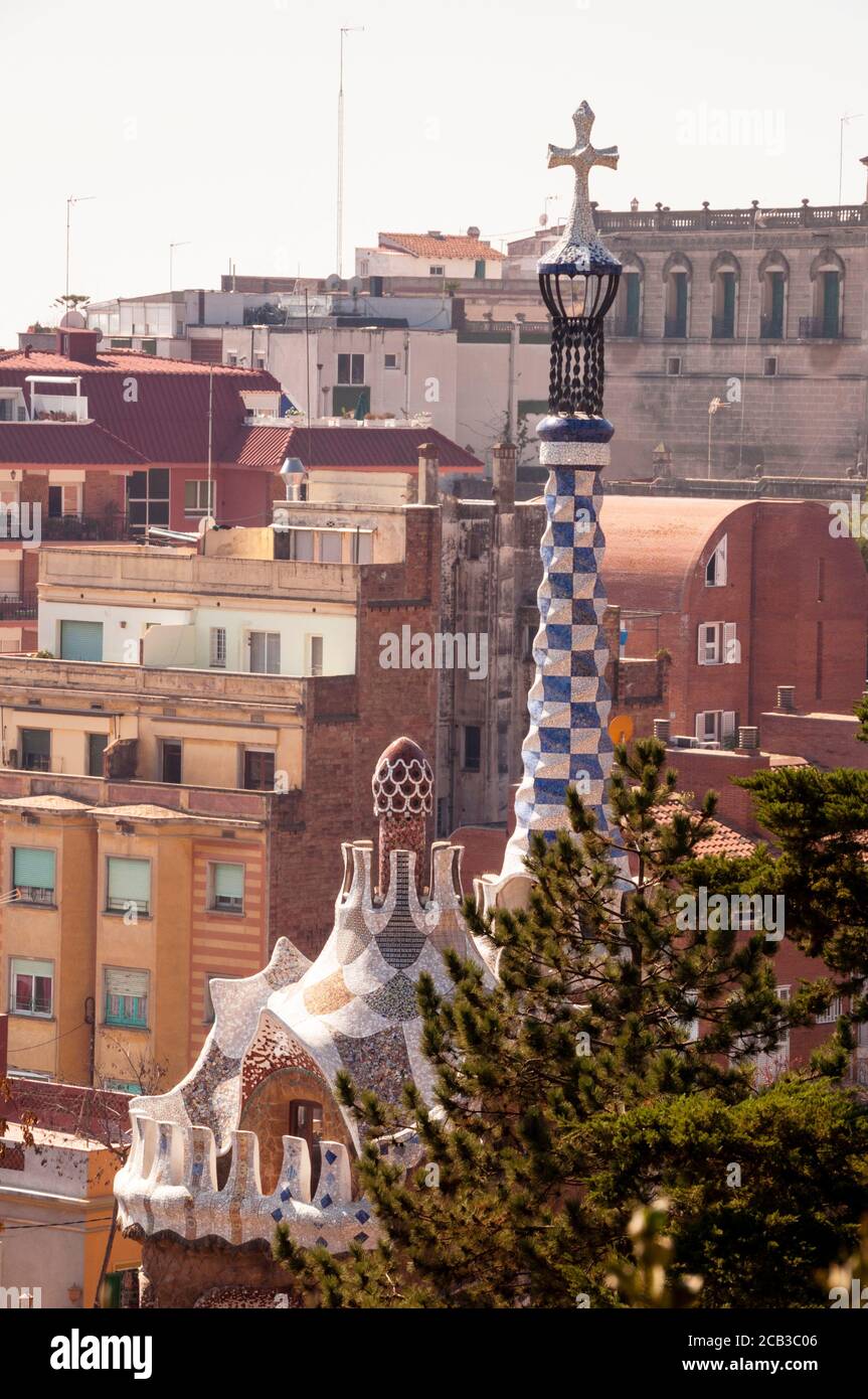 Flèche de la tour transversale de Barcelone dans le parc Guell d'Antoni Gaudi, Espagne. Banque D'Images