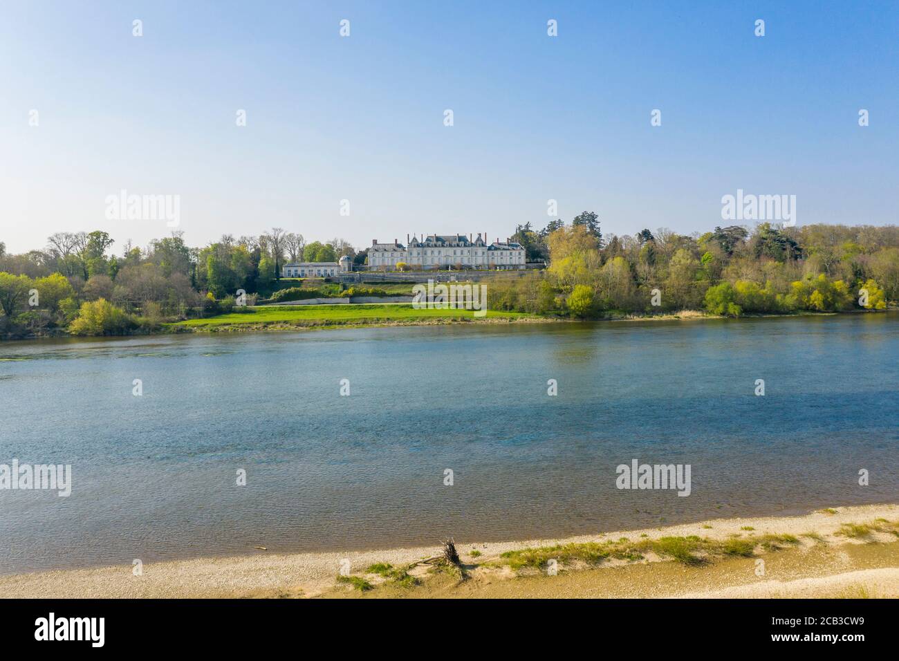 France, Loir et cher, Vallée de la Loire classée au patrimoine mondial par l'UNESCO, Menars, Château de Menars le long de la Loire (vue aérienne) // France, Loir-e Banque D'Images