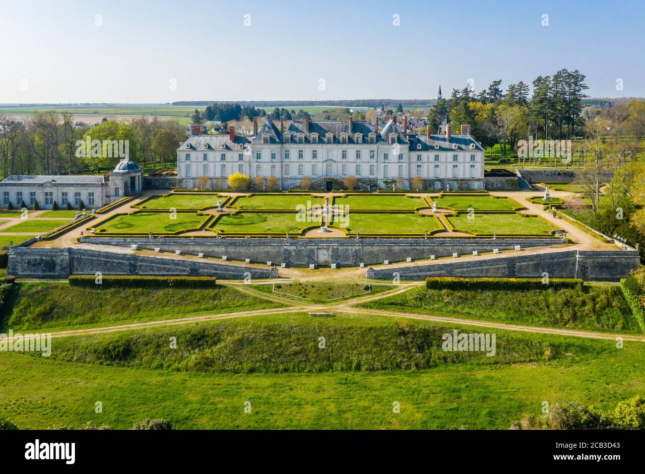 France, Loir et cher, Vallée de la Loire classée au patrimoine mondial par l'UNESCO, Menars, Château de Menars le long de la Loire (vue aérienne) // France, Loir-e Banque D'Images