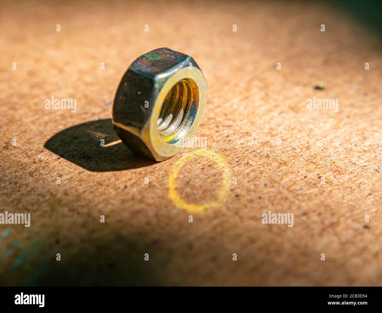 Écrou de fer sur une macro-photo de table en bois. Banque D'Images