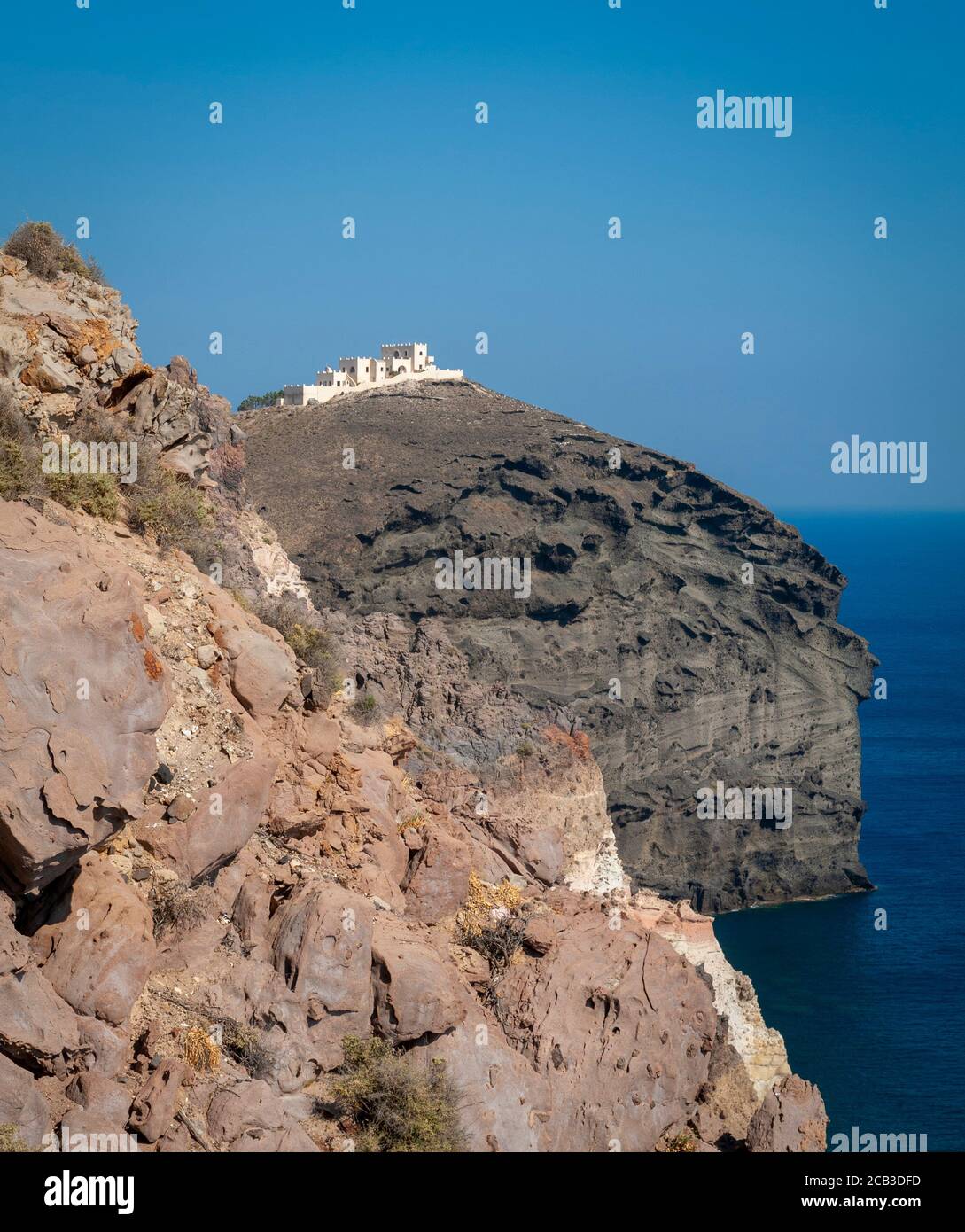 Bâtiment blanc construit en haut d'une falaise. Santorin, Grèce, îles grecques, mer Egée Banque D'Images