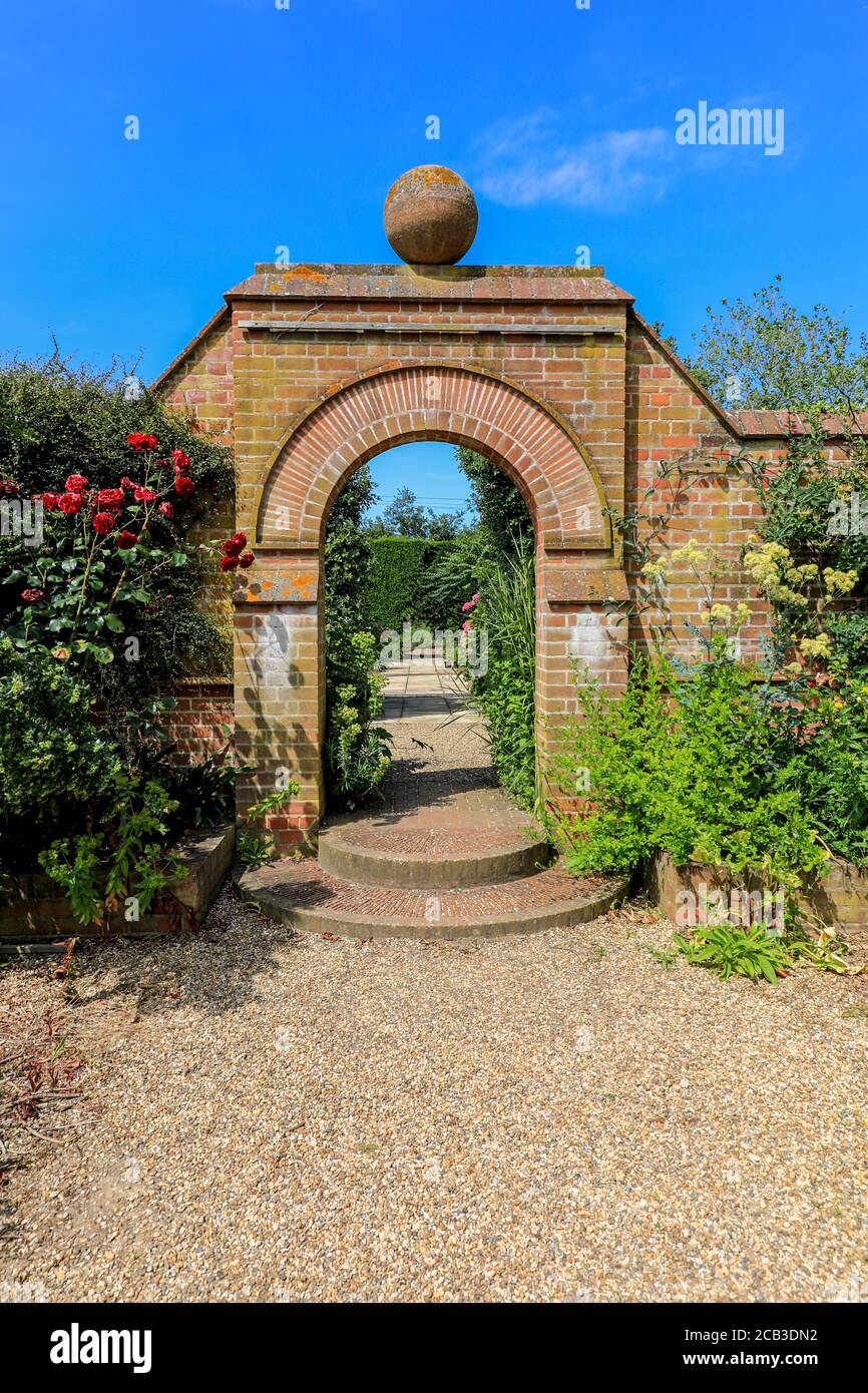 Une arche en brique à l'entrée du jardin clos du Jubilé de diamant à East Ruston Old Vicarage Garden, East Ruston, Norfolk, Angleterre, Royaume-Uni Banque D'Images