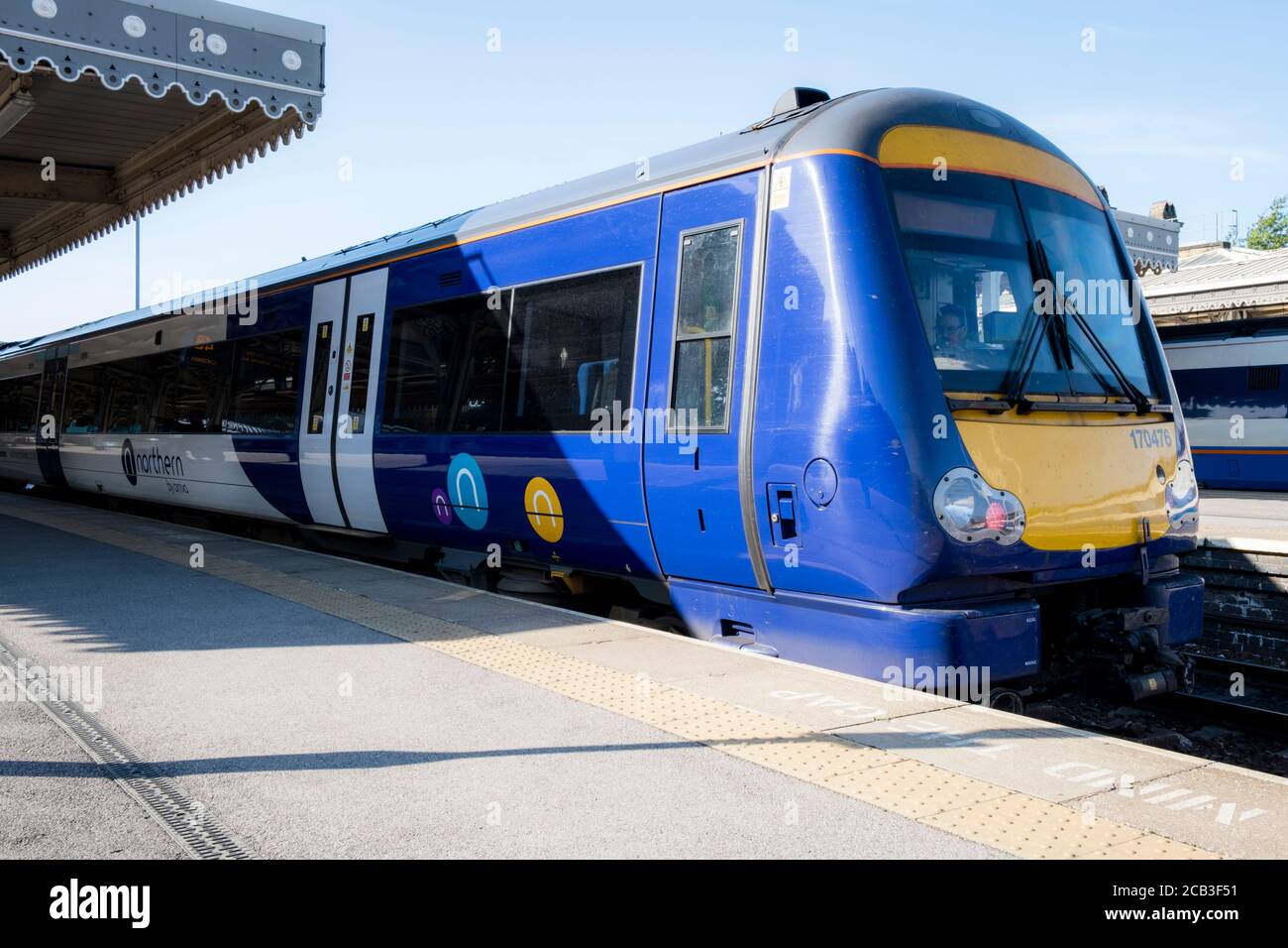 A Northern by arriva classe 170 Turbostar DMU (Diesel multiple Unit) train à la gare de Sheffield, Sheffield, Angleterre, Royaume-Uni Banque D'Images