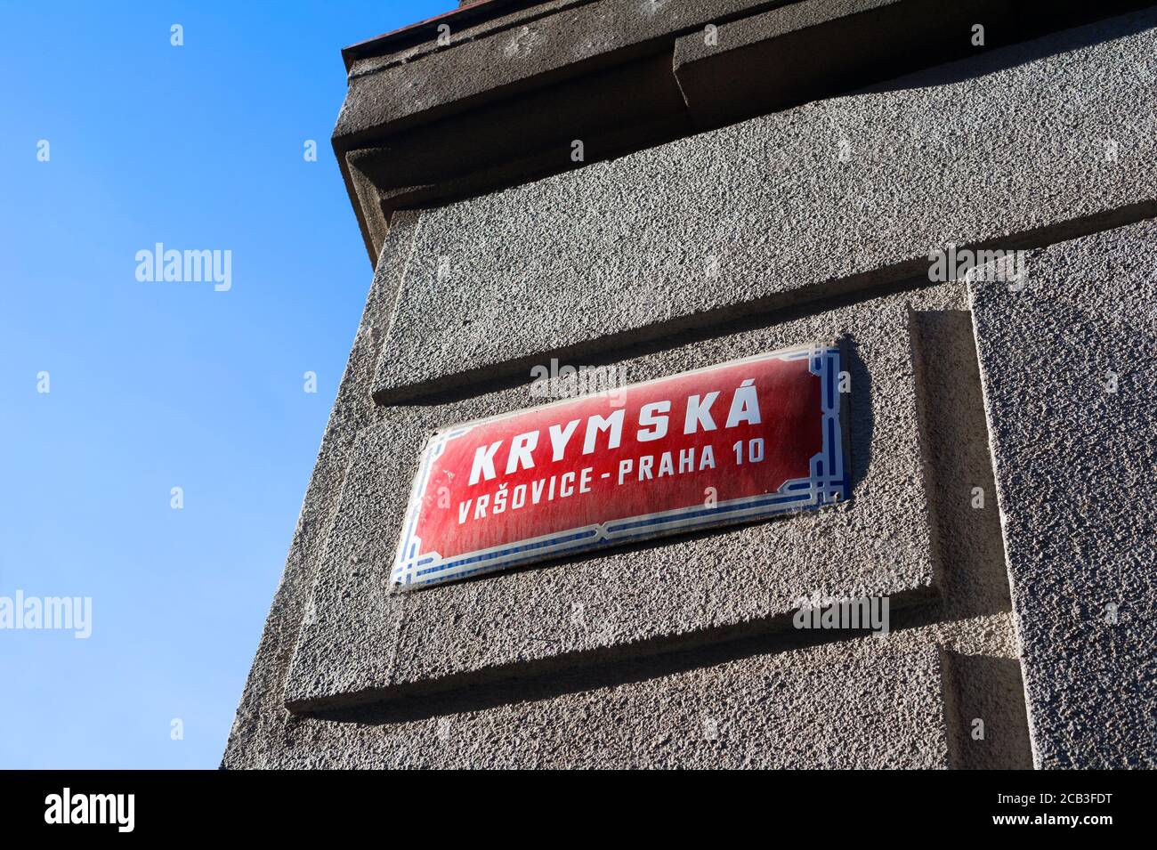 Rue Krymska, quartier de Vrsovice, ville de Prague, République Tchèque / Tchéquie - panneau de nom de rue sur le mur. L'endroit est populaire et célèbre parmi les touristes an Banque D'Images