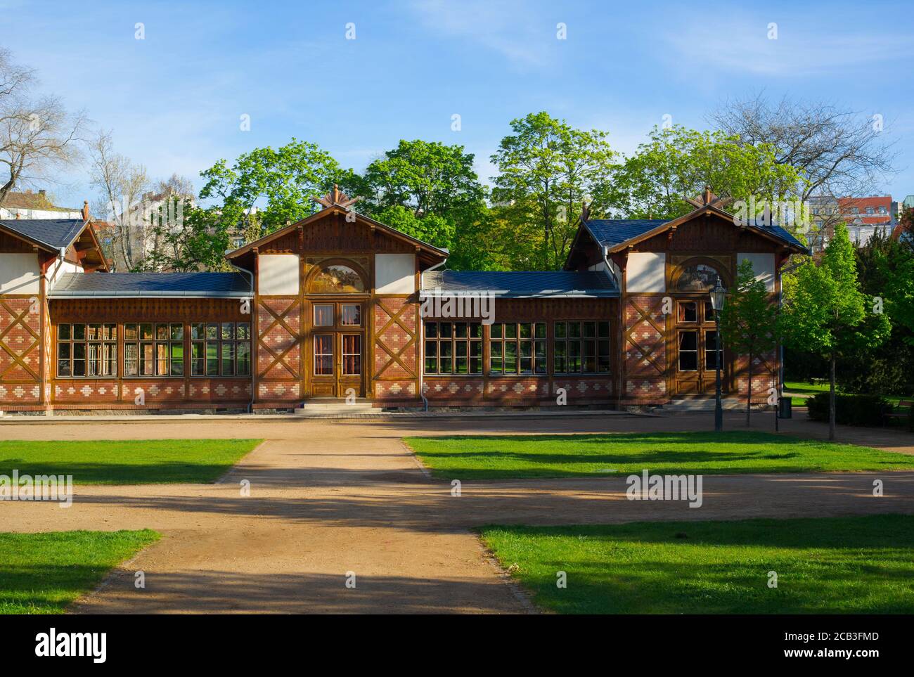Pavillon à Grebovka / Grobovka, Jardins Havlicek, Prague, République Tchèque / Tchéquie - petit bâtiment dans le parc. Arbres verts et herbe autour. Vibran Banque D'Images