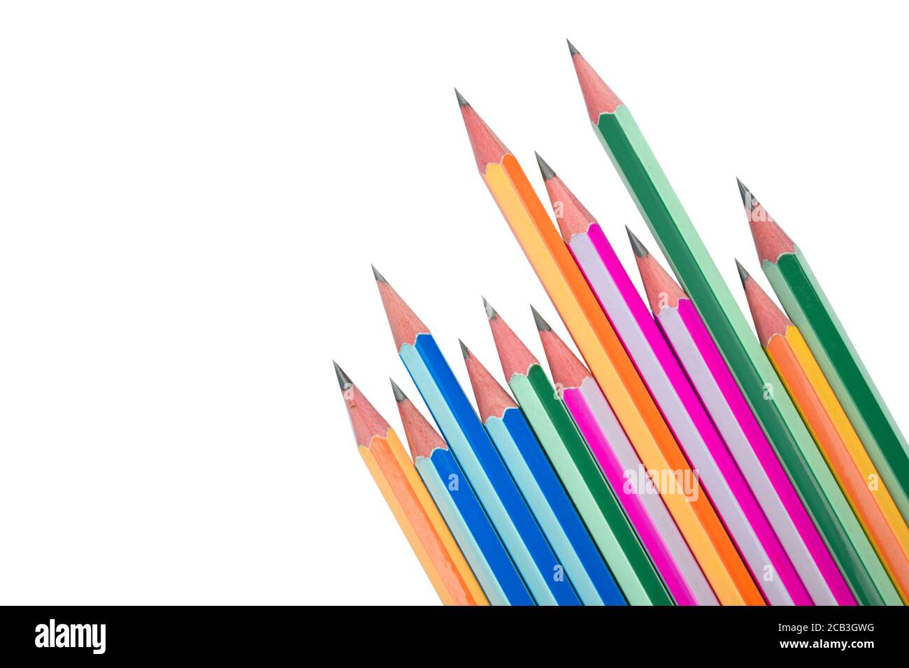 Beaucoup de crayons de bois de différentes couleurs arrangées dans une ligne merveilleuse sur un fond de papier Banque D'Images
