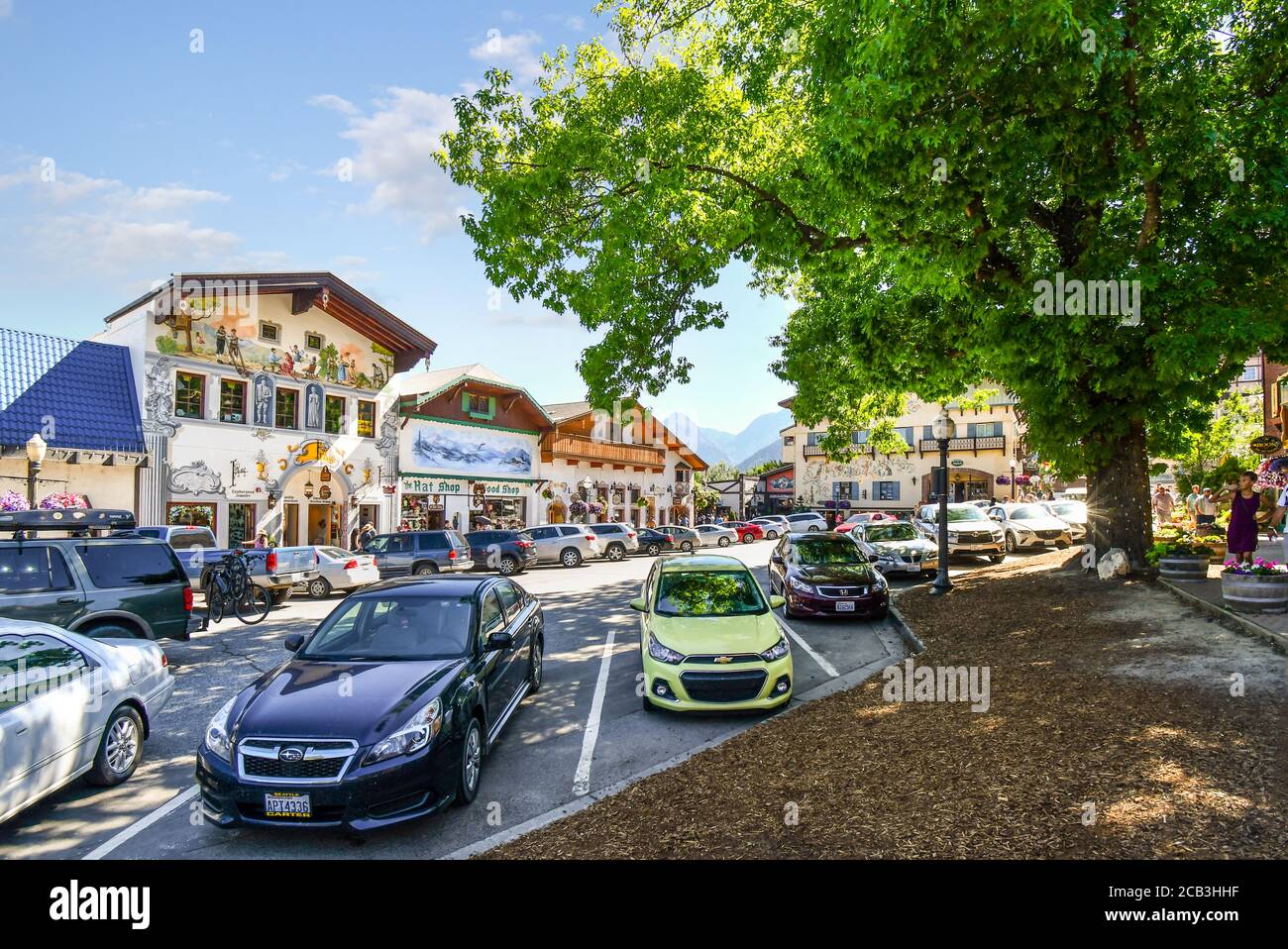 Les voitures et les touristes remplir la rue principale qui traverse la ville de thème bavarois Leavenworth, Kansas, United States. Banque D'Images