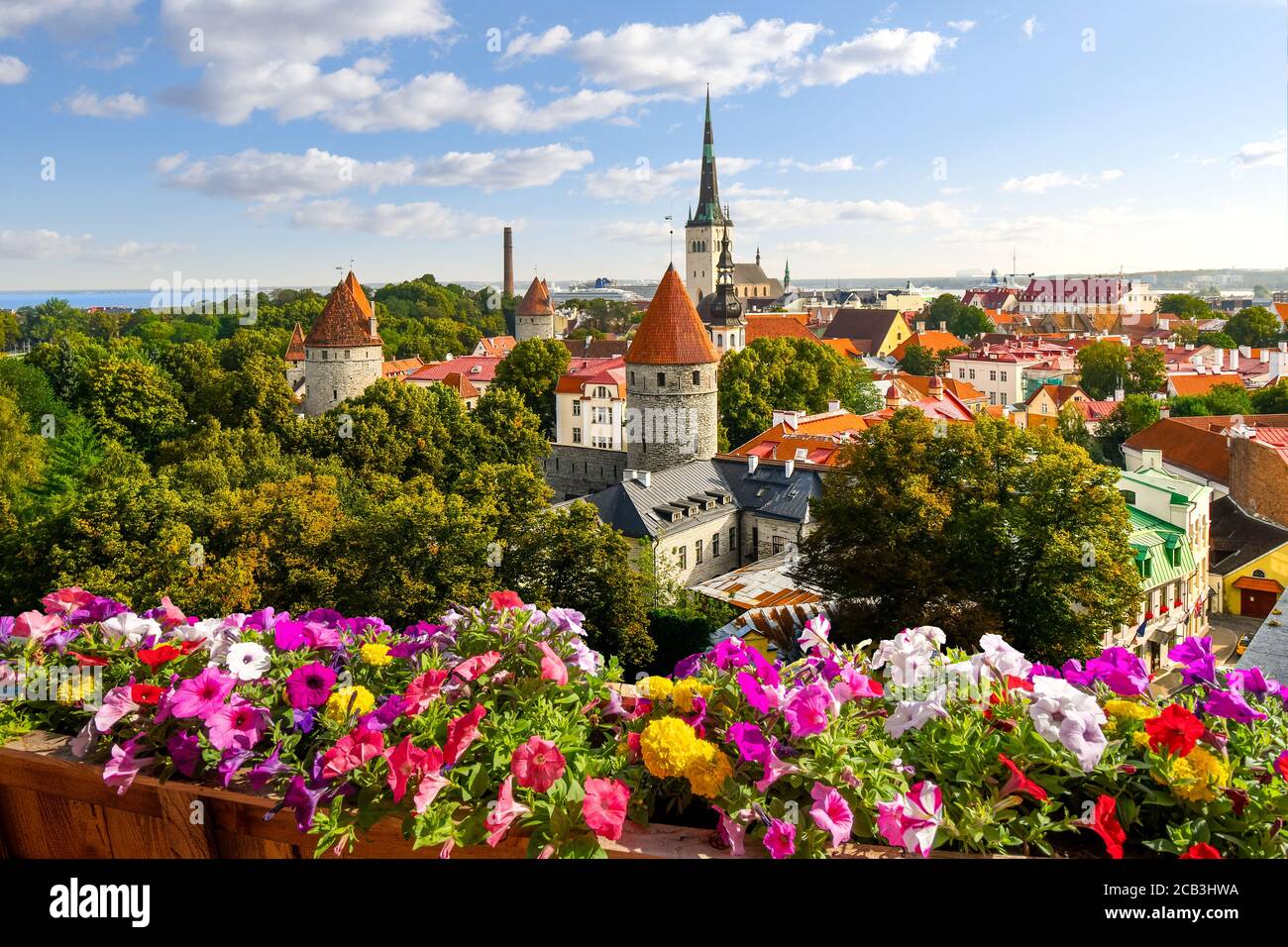 Vue en fin d'après-midi depuis la colline de Toompea surplombant la ville médiévale fortifiée de Tallinn Estonie le long de la côte Baltique de l'Europe du Nord. Banque D'Images
