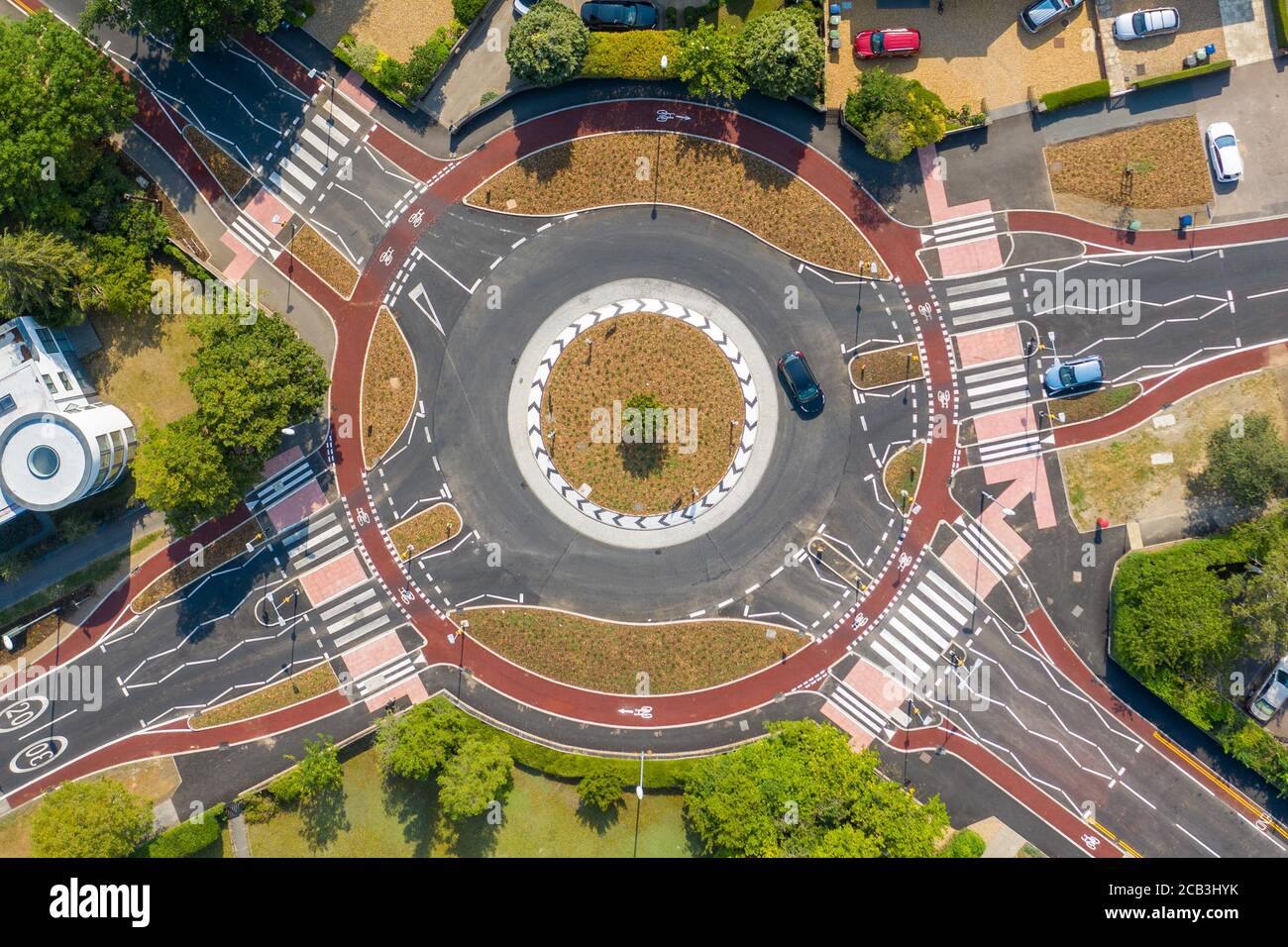 La photo datée du 10 août montre le premier rond-point hollandais du Royaume-Uni à Cambridge. Le premier rond-point hollandais du Royaume-Uni a ouvert ses portes dans la ville universitaire de Cambridge – conçu pour être plus sûr pour tous les usagers de la route. Des photos aériennes montrent les automobilistes et les cyclistes qui naviguent au rond-point sur Fendon Road, près de l'hôpital Addenbrooke. Les cyclistes ont un anneau extérieur sur le rond-point, avec des passages à vélo sur chacune des quatre routes d'approche sur une surface rouge contrastée. Il y a des passages de zébrures sur chaque route d'approche pour les piétons. Les automobilistes doivent céder la place aux piétons et aux cyclistes lorsqu'ils rejoignent et quittent le rou Banque D'Images