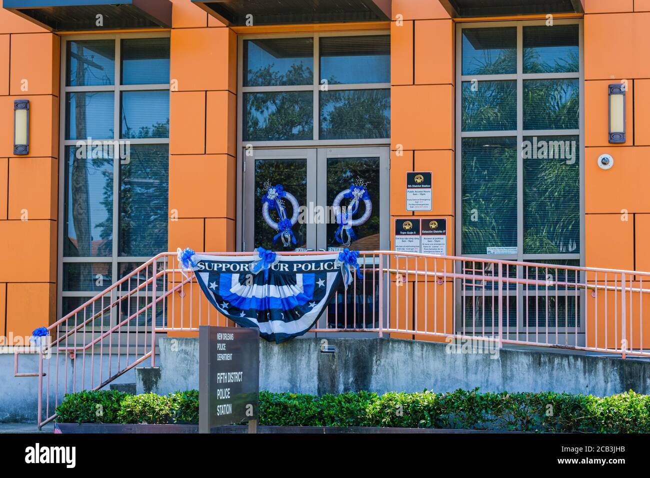 Nouvelle-Orléans, Louisiane/Etats-Unis - 8/7/2020: New Orleans police Department 5e District Station avec des couronnes et bannière en l'honneur de l'officier tombé Banque D'Images