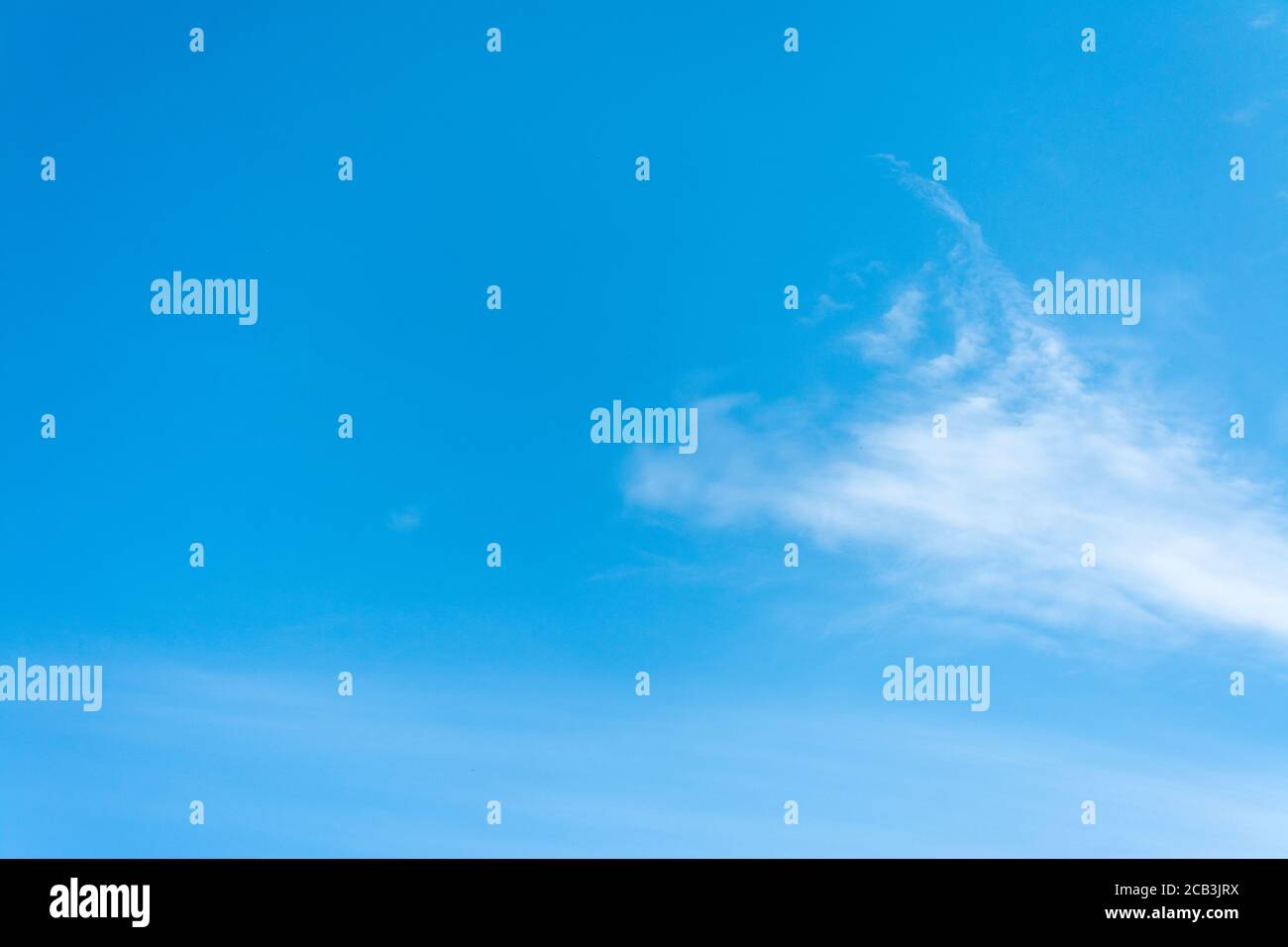 Un ciel bleu avec des nuages. Fond bleu ciel, heure d'été Banque D'Images