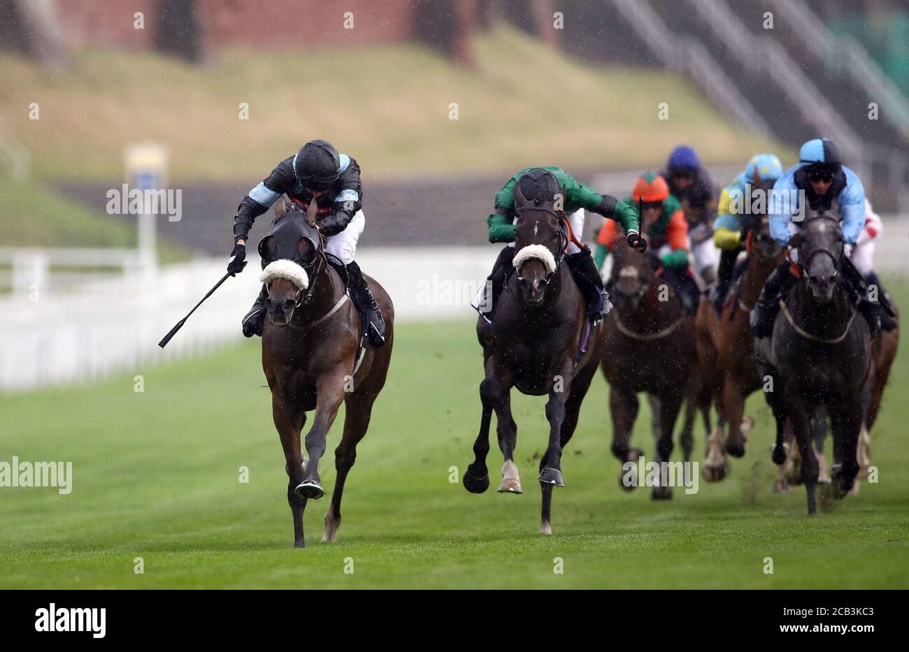 Gallipoli, monté par le jockey David Nolan, remporte le club de soutien du Chester FC, Our Club handicap au Chester Racecourse, Chester. Banque D'Images