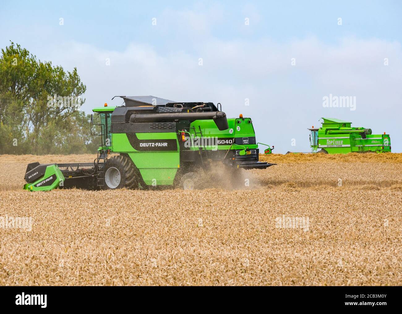 East Lothian, Écosse, Royaume-Uni, 10 août 2020. Météo au Royaume-Uni : un champ de blé est récolté par une moissonneuse-batteuse Deutz-Fahr à Mungoswells en été Banque D'Images