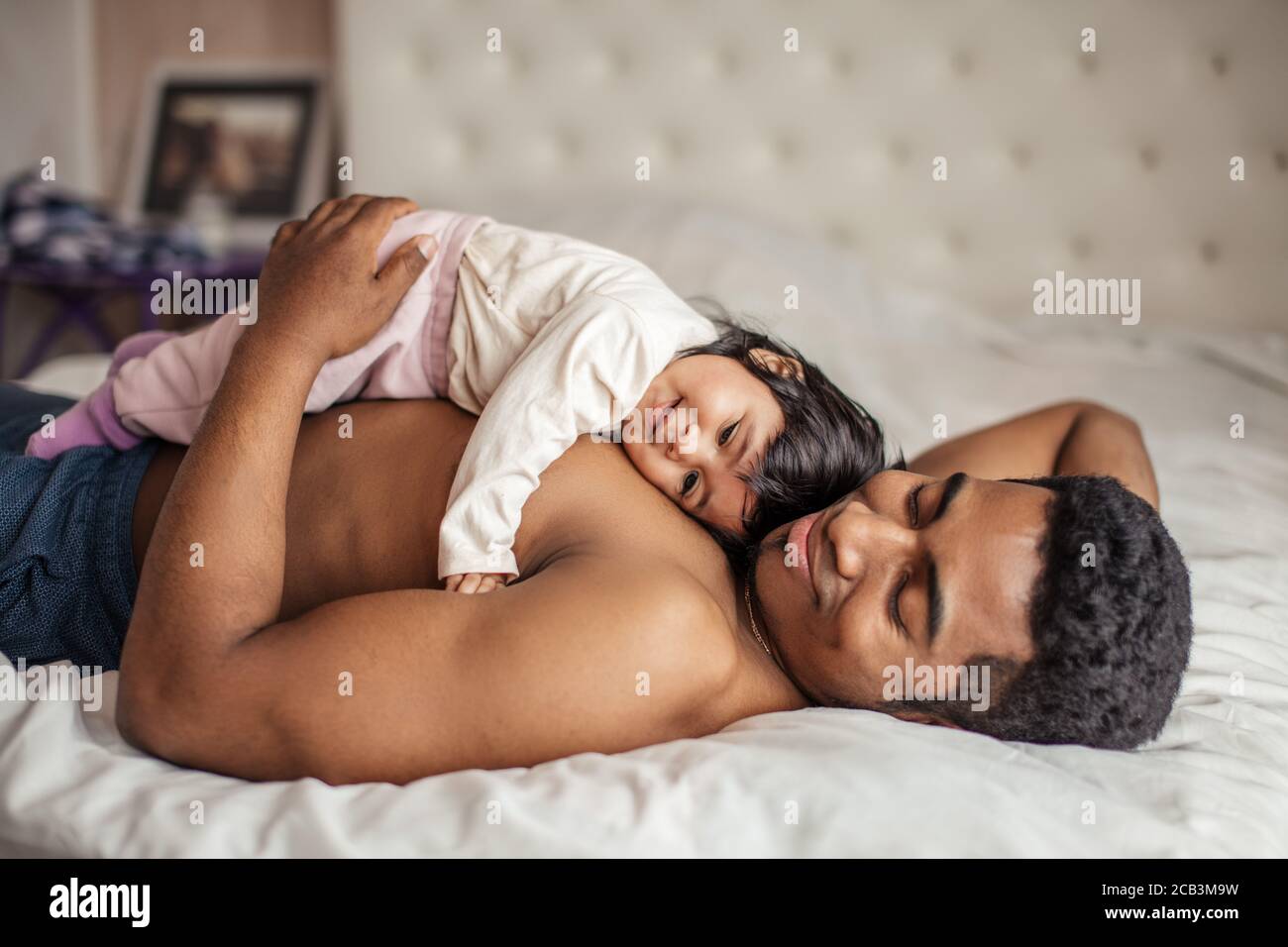 homme qui a le plaisir de se coucher avec sa fille préférée, gros plan sur  une photo de côté Photo Stock - Alamy