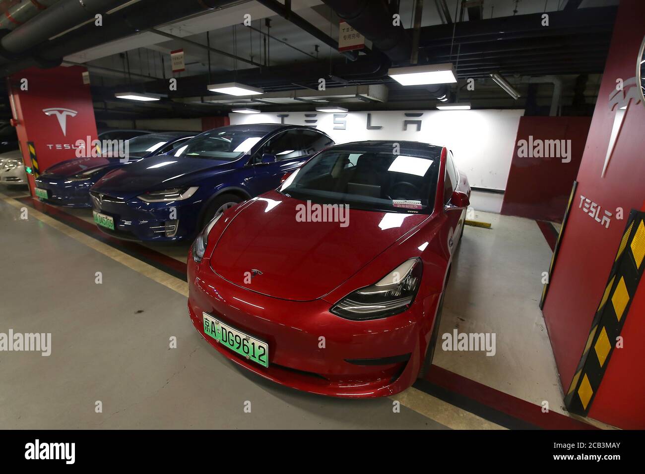 Pékin, Chine. 10 août 2020. Les automobiles Tesla sont garées dans un nouveau garage de chargement dans un centre d'affaires international de Pékin le lundi 10 août 2020. La Chine, le plus grand marché automobile au monde, est devenue le principal marché outre-mer de Tesla pour les ventes et la croissance futures. Les premiers chargeurs V3 viennent d'être installés dans la capitale chinoise la semaine dernière. Photo de Stephen Shaver/UPI crédit: UPI/Alay Live News Banque D'Images