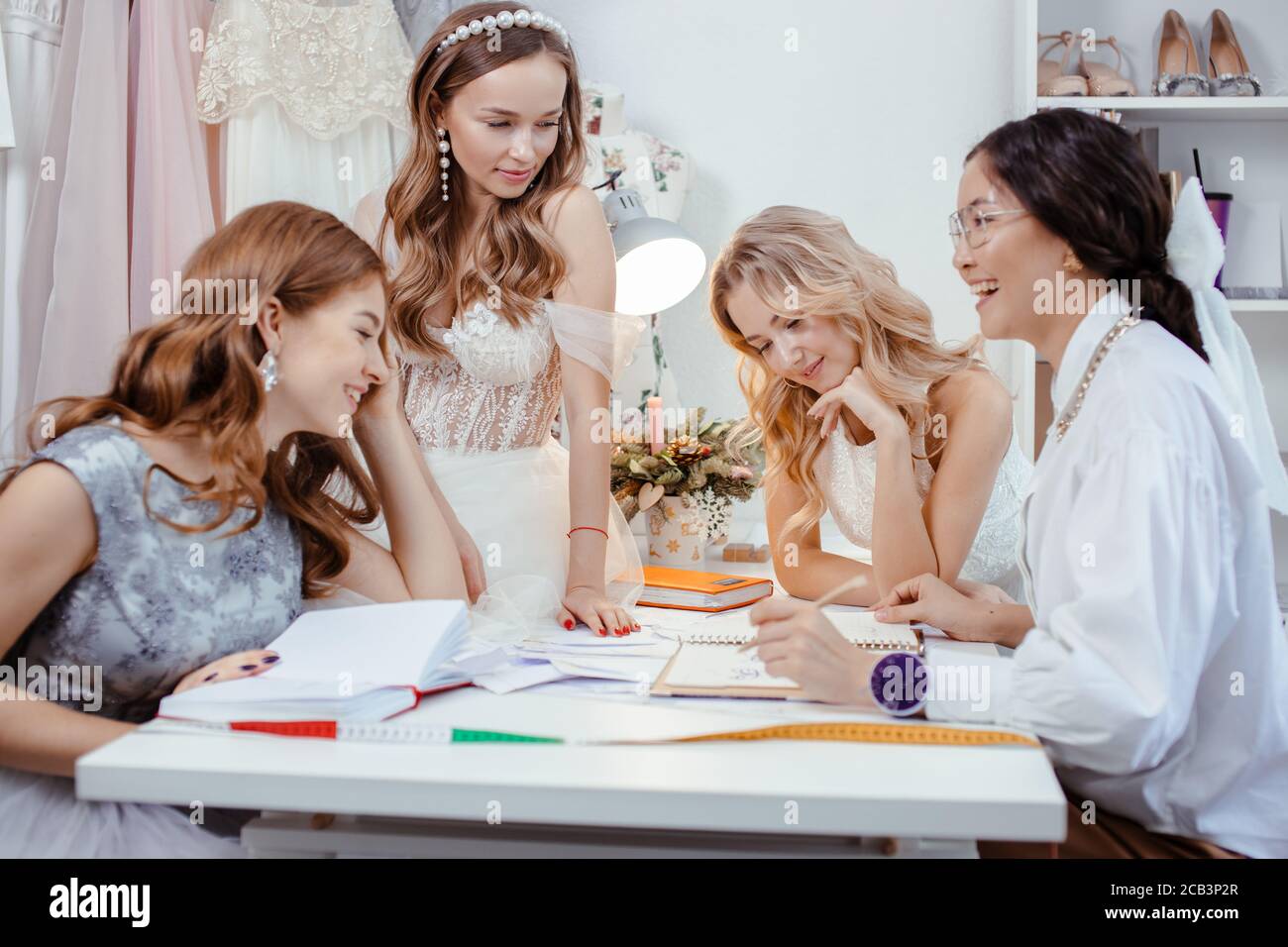 les modèles caucasiens de groupe ont la conversation avec le concepteur ...