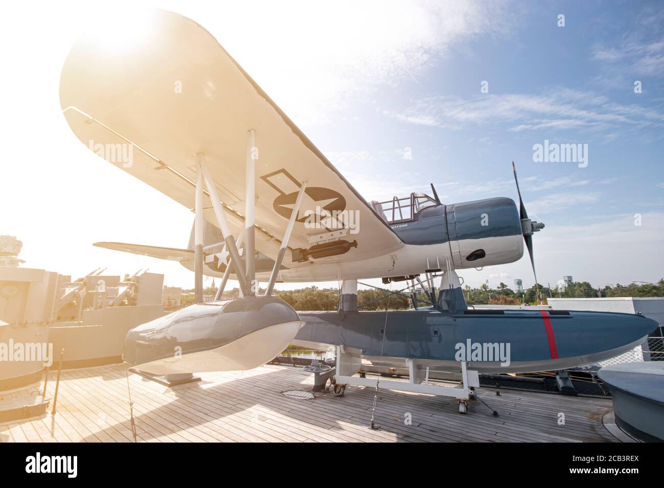 Wilmington, NC USA - février 11 2020 OS2U Kingfisher à bord du cuirassé USS North Carolina, actuellement amarré le long de la rivière Cape Fear à Wil Banque D'Images