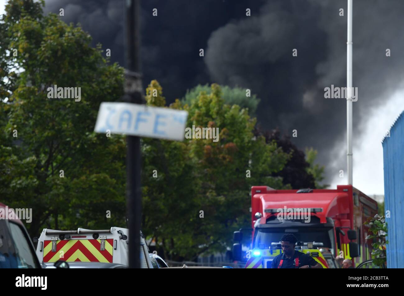 Fumée sur les lieux d'un incendie violent alors que des équipages de 10 moteurs d'incendie s'attaquent à un incendie important dans une zone industrielle de Birmingham. Banque D'Images