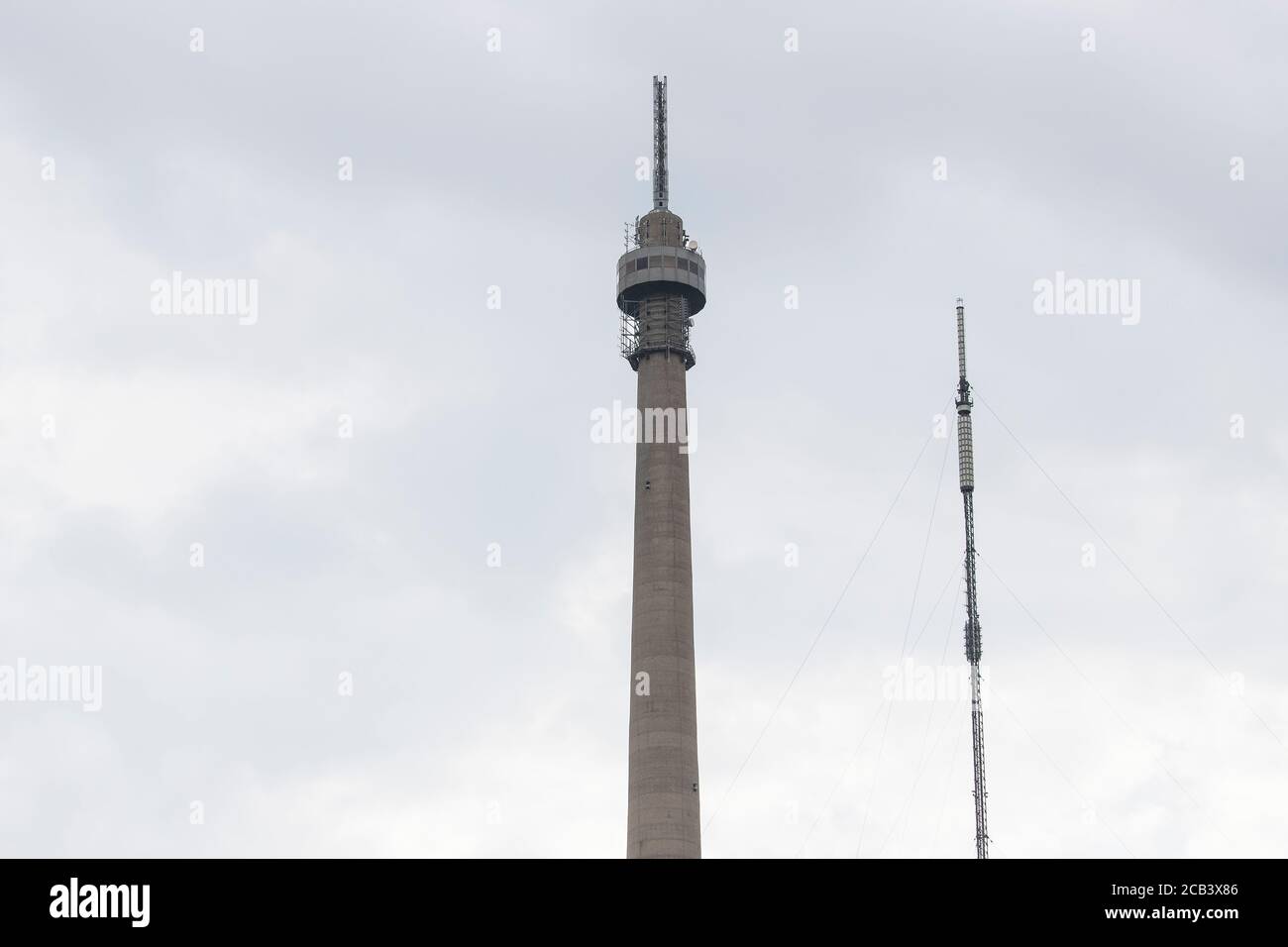 Vue sur la tour Arqiva ou la transmission Emley Moor Mât avec le mât temporaire installé en mars 2018 pour permettre l'entretien de la tour principale Banque D'Images
