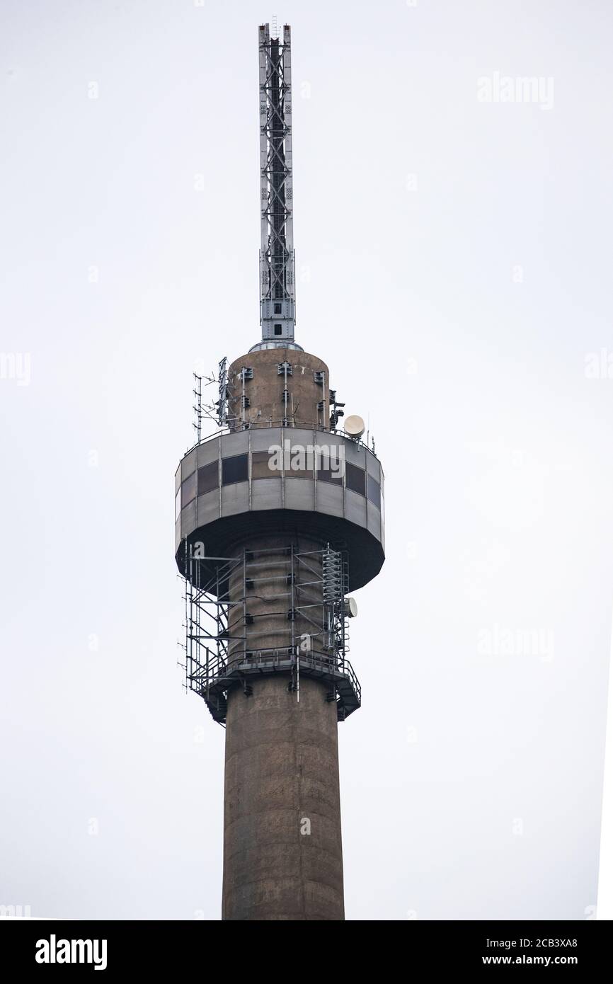 Un gros plan du sommet de la tour Arqiva ou du mât de transmission Emley Moor montrant la salle de la tour et la structure de l'antenne des réseaux de transmission. Banque D'Images