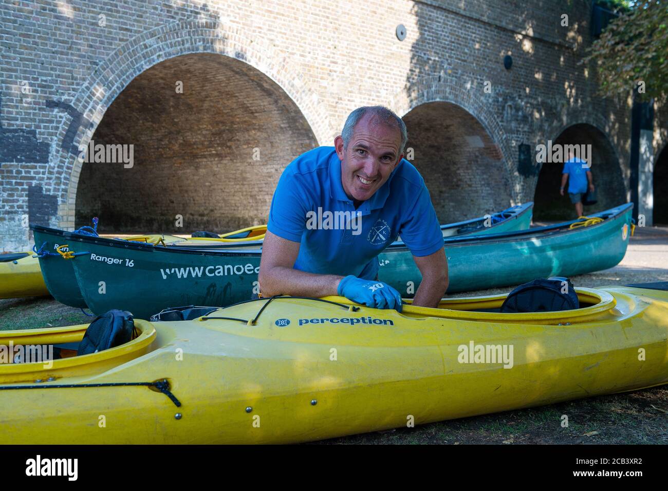 Windsor, Berkshire, Royaume-Uni. 10 août 2020. L'équipe du Canoe & Kayak Adventures à Windsor nettoie leurs canoës et kayaks après une journée bien remplie sur la Tamise, sous le soleil flamboyant de la vague de chaleur. Crédit : Maureen McLean/Alay Live News Banque D'Images