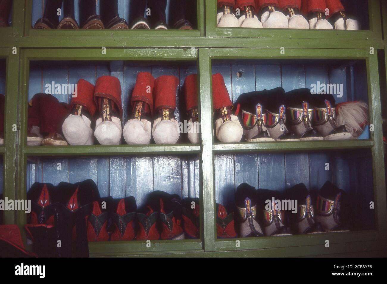 TIBET - CHAUSSURES TRADITIONNELLES EN VENTE À LHASSA. Banque D'Images