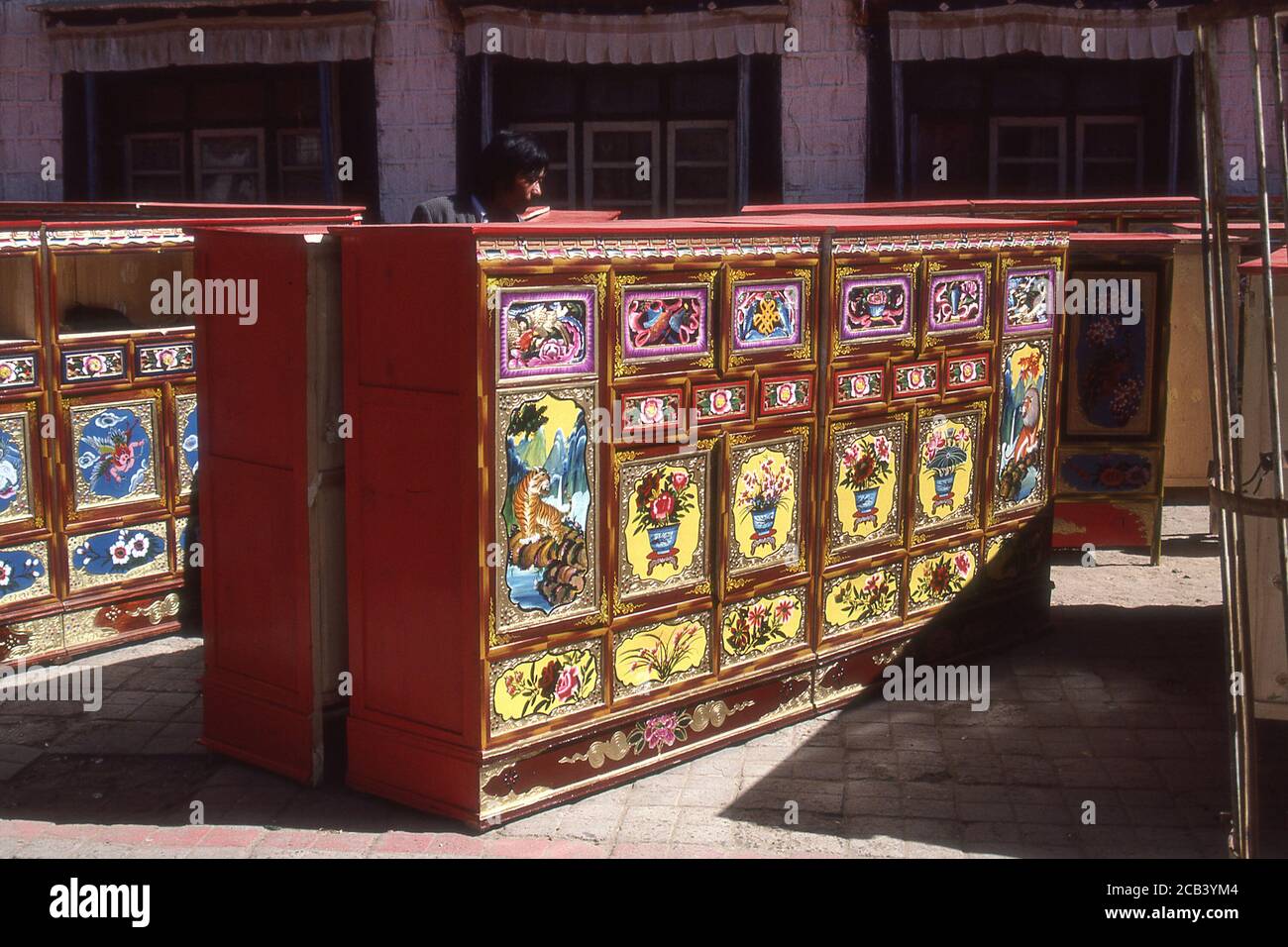 TIBET - CARPENTER AVEC NOUVELLEMENT CONSTRUIT ARMOIRE COLORÉE À LA VENTE. Banque D'Images
