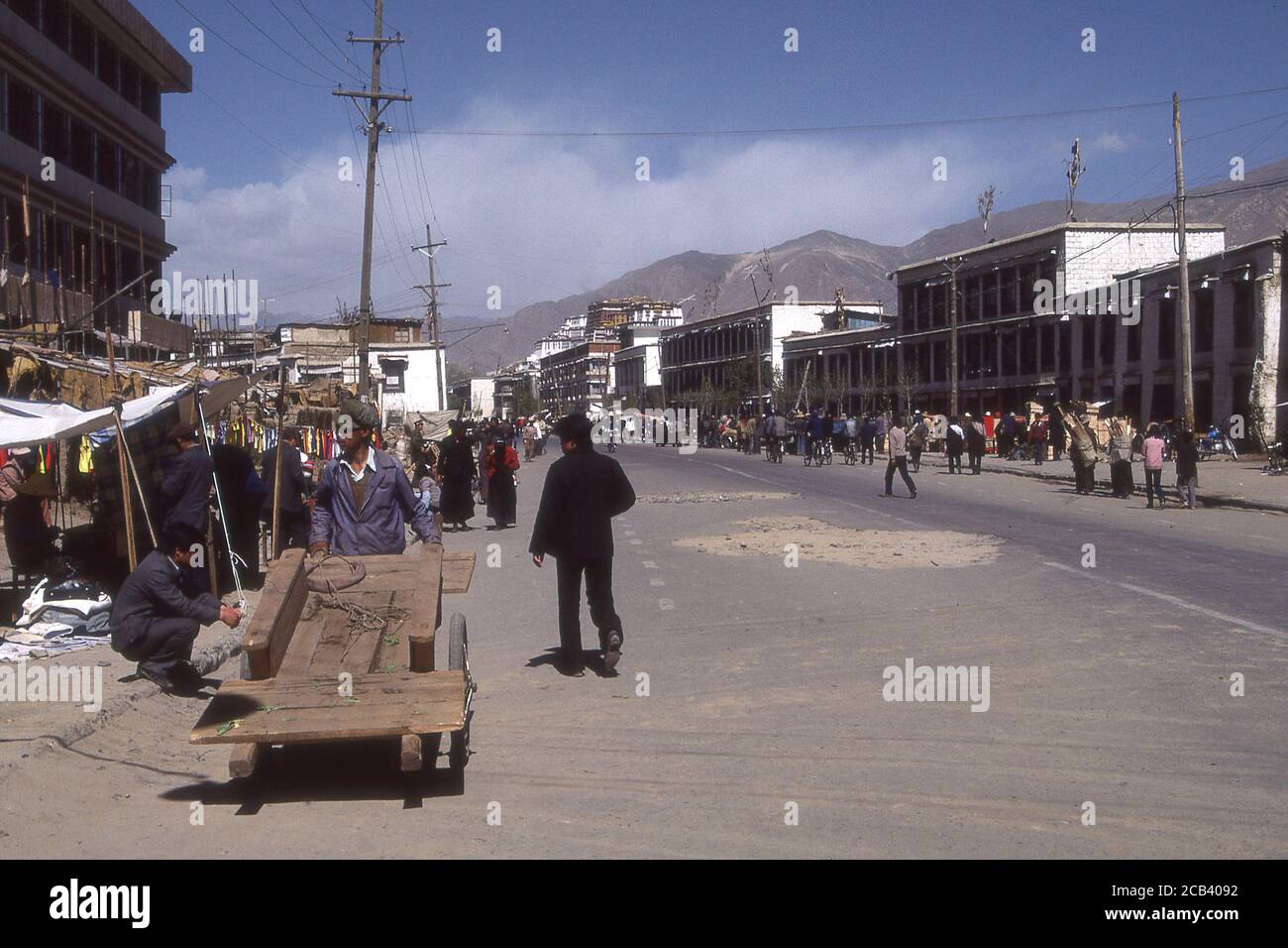 TIBET - SCÈNE DE RUE À LHASSA. Banque D'Images