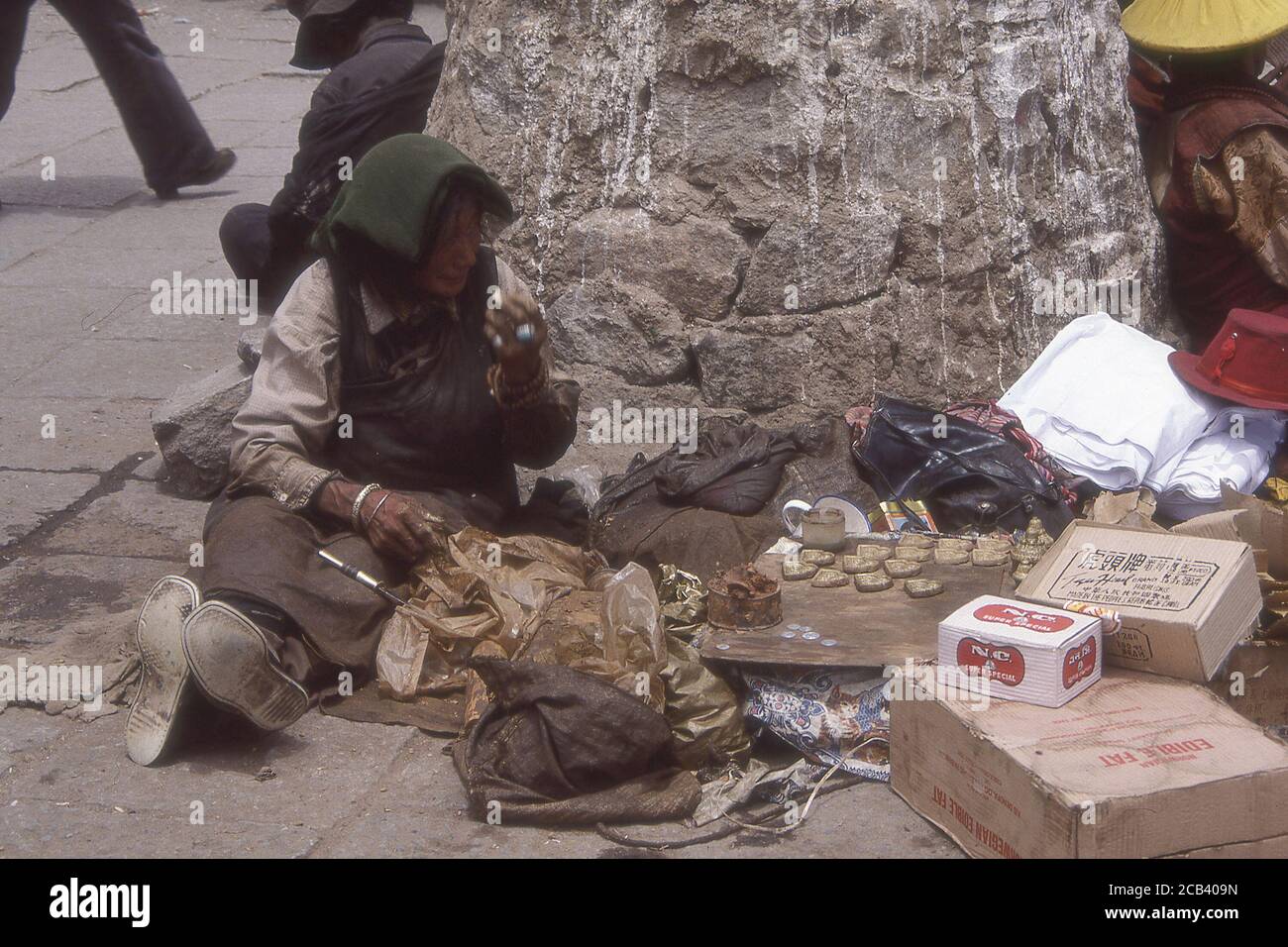 TIBET - COMMERÇANTS VENDANT DANS LE BARKHOR, LHASSA. Banque D'Images