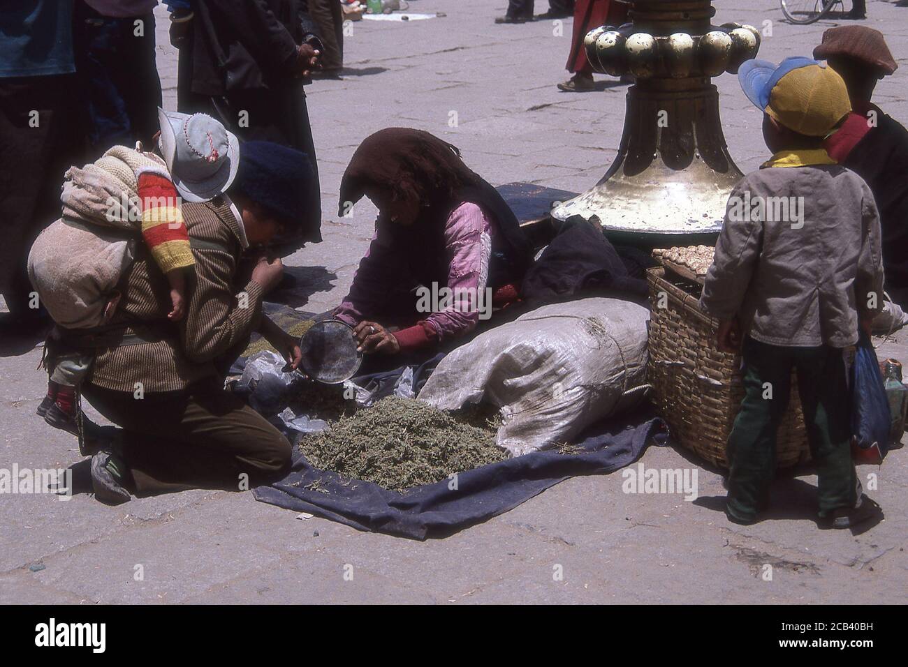 TIBET - COMMERÇANTS VENDANT DANS LE BARKHOR, LHASSA. Banque D'Images