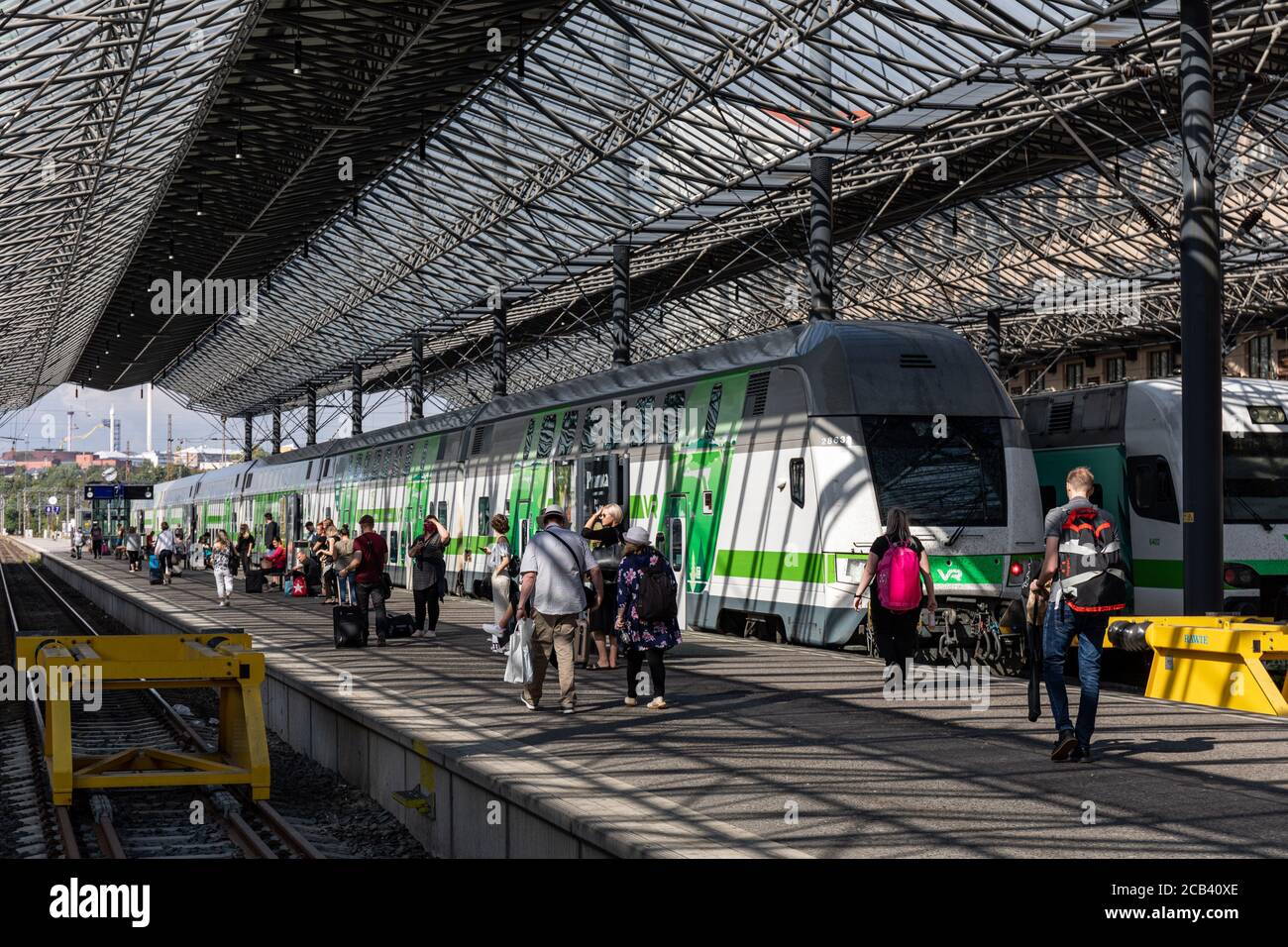 Passagers et trains à la gare centrale d'Helsinki, Finlande Banque D'Images