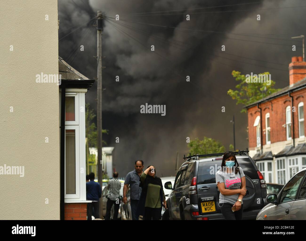 La fumée se dégage d'un incendie violent dans une zone industrielle de Birmingham. Les équipes de 10 moteurs d'incendie s'attaquent à l'incendie. Banque D'Images