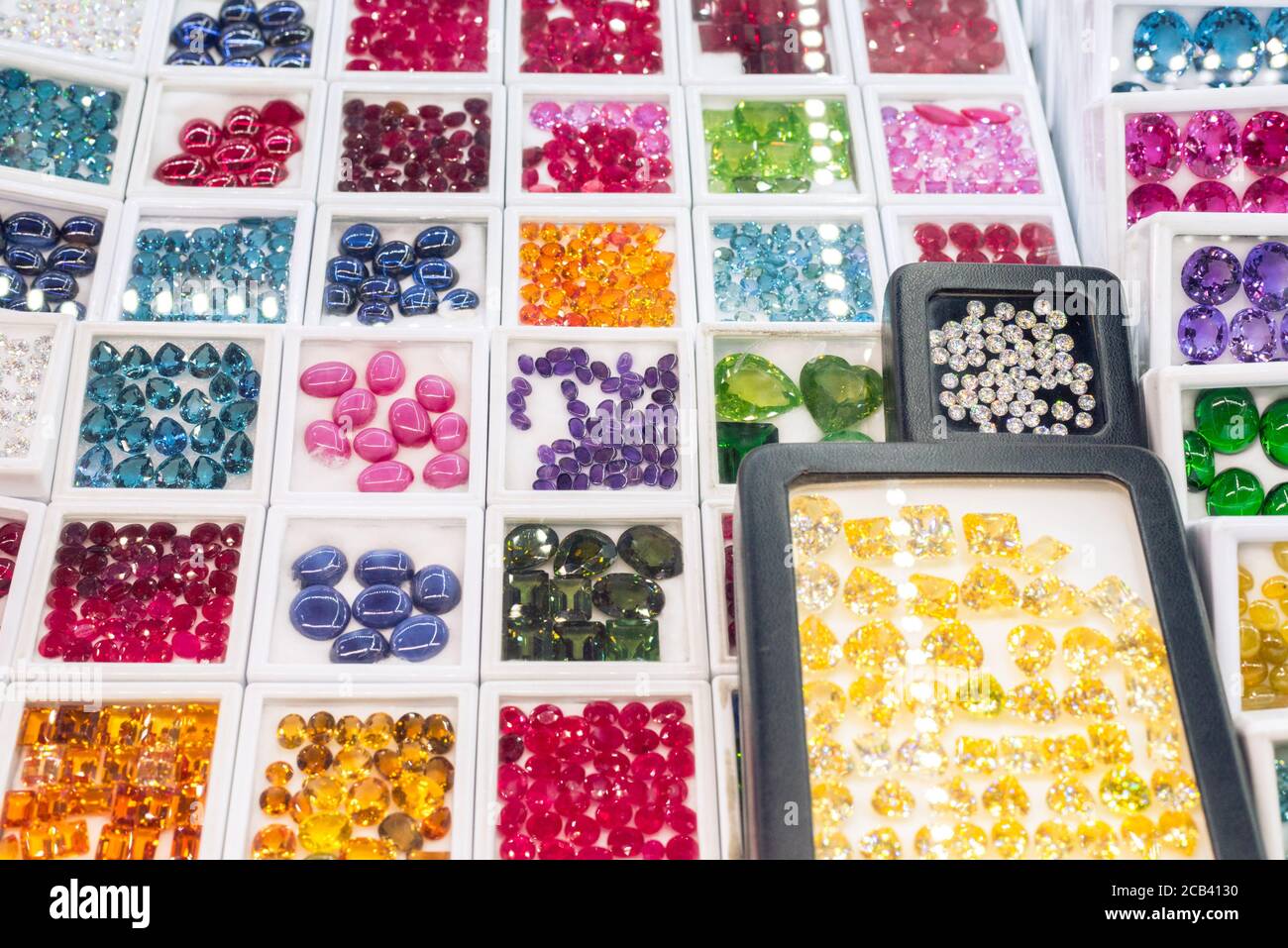 Présentez-vous avec des pierres précieuses, un gros plan. Un magasin au marché central, Phnom Penh, Cambodge Banque D'Images