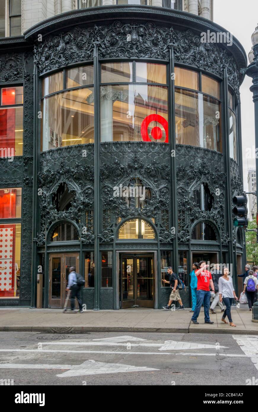 Entrée nord-ouest du Sullivan Center, anciennement Carson, Pirie, Scott et Company Building, au 1 South State Street, Chicago. Par Louis Sullivan 1898. Banque D'Images
