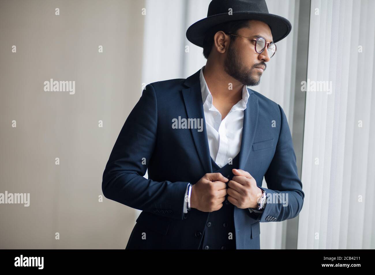 Beau Homme Elegant Avec Chapeau Regardant De Cote Gros Plan Photo Mode Style Concepts De Style De Vie Photo Stock Alamy