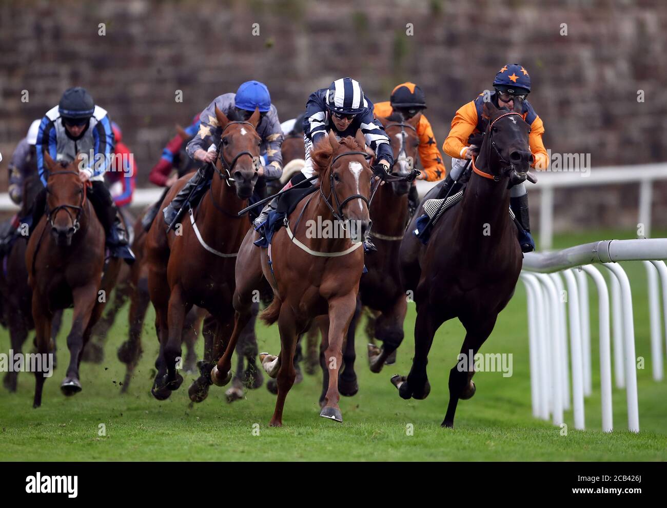 Snow Ocean criblé par le jockey Harry Bentley (à droite) sur le chemin de gagner l'école de Hard Knocks Handicap devant Dalanijujo et Ben Curtis (au centre des bandes bleues et blanches) à l'hippodrome de Chester, Chester. Banque D'Images