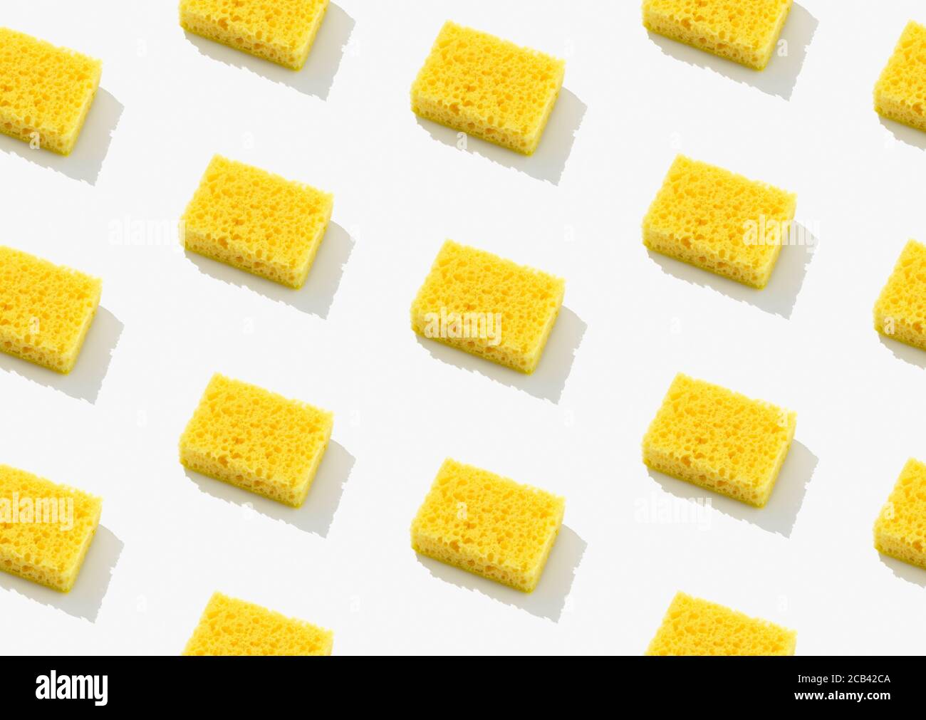 Mise en page créative avec éponge jaune pour laver la vaisselle sur fond gris Banque D'Images
