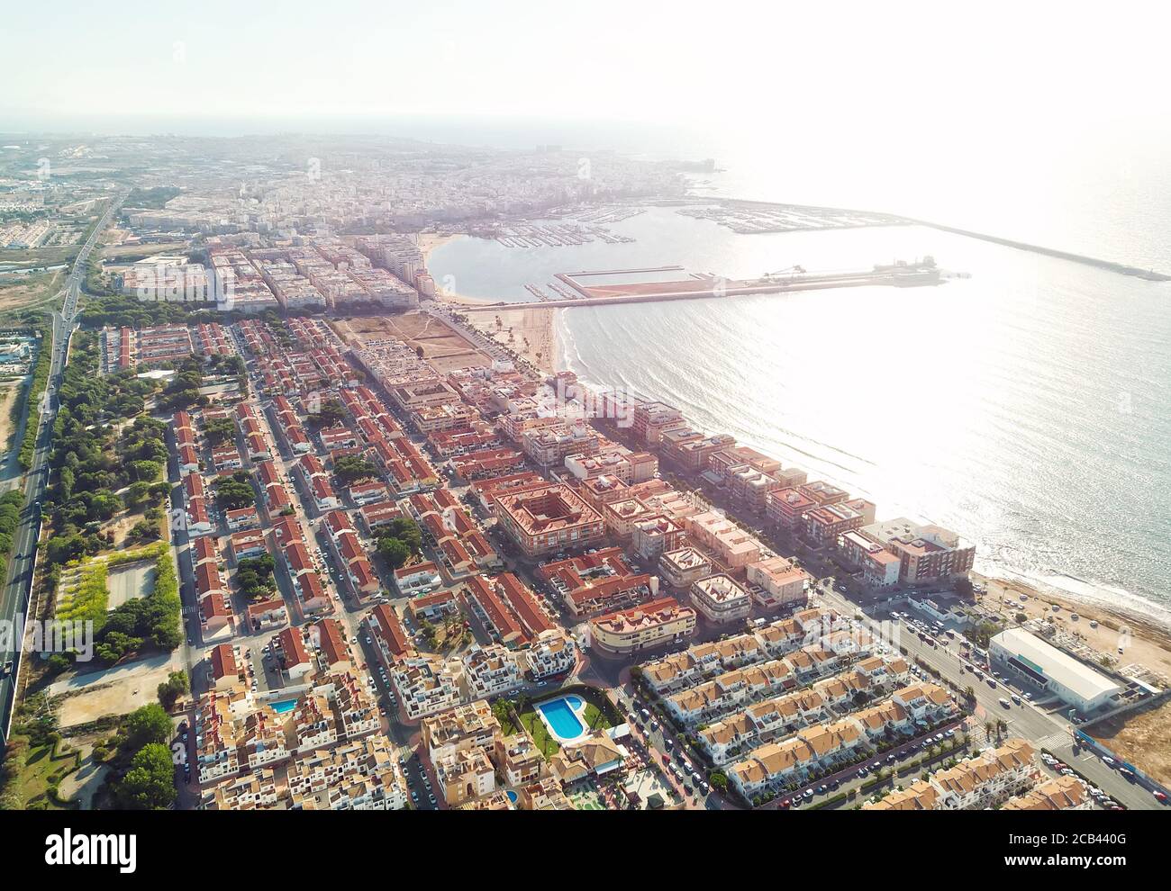 Photo aérienne du paysage urbain de Torrevieja au lever du soleil. Vue sur la mer Méditerranée et le port depuis le haut. Province d'Alicante, Costa Blanca, SPAI Banque D'Images