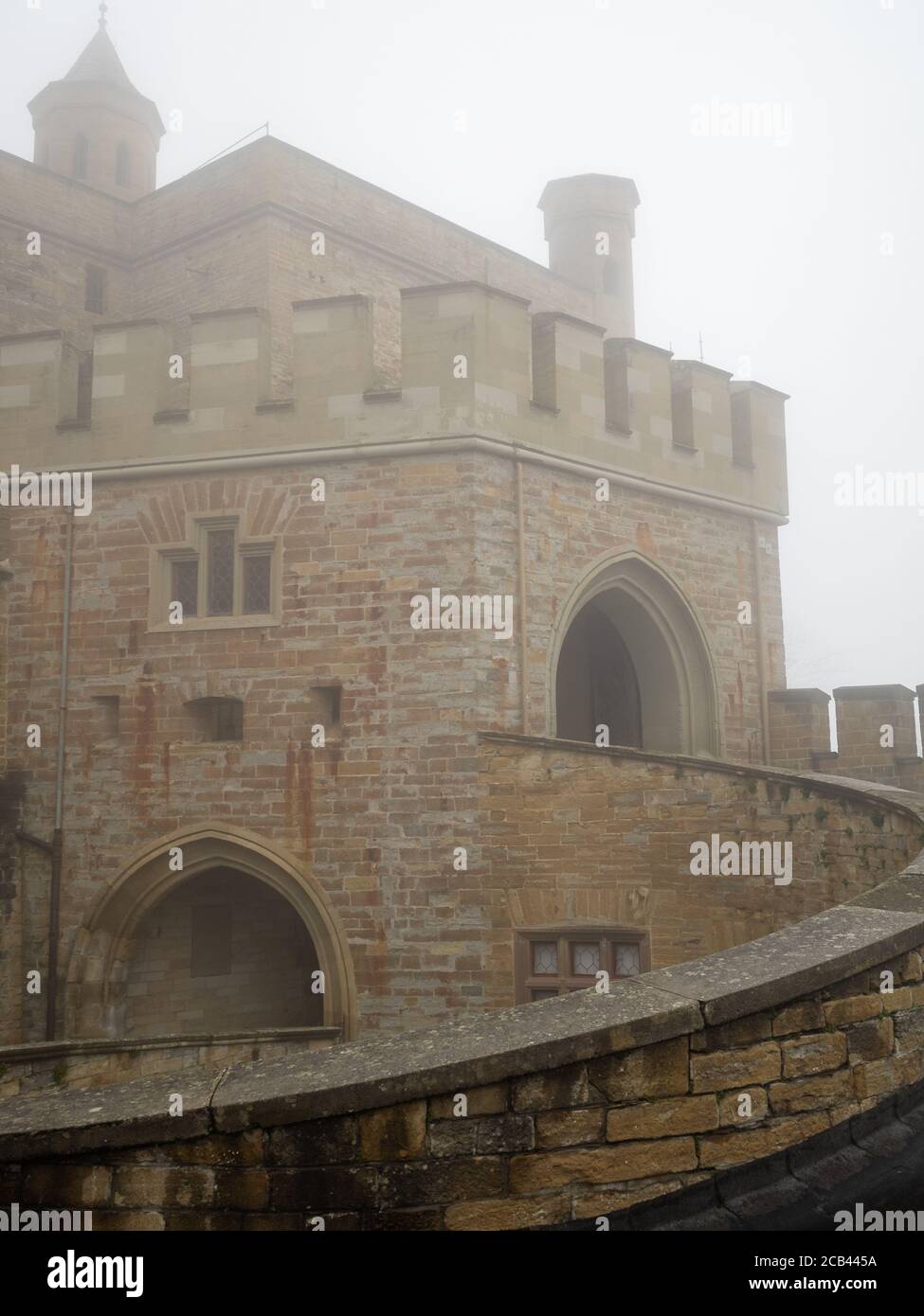 Burg Hohenzollern Adlertor dans le brouillard Banque D'Images