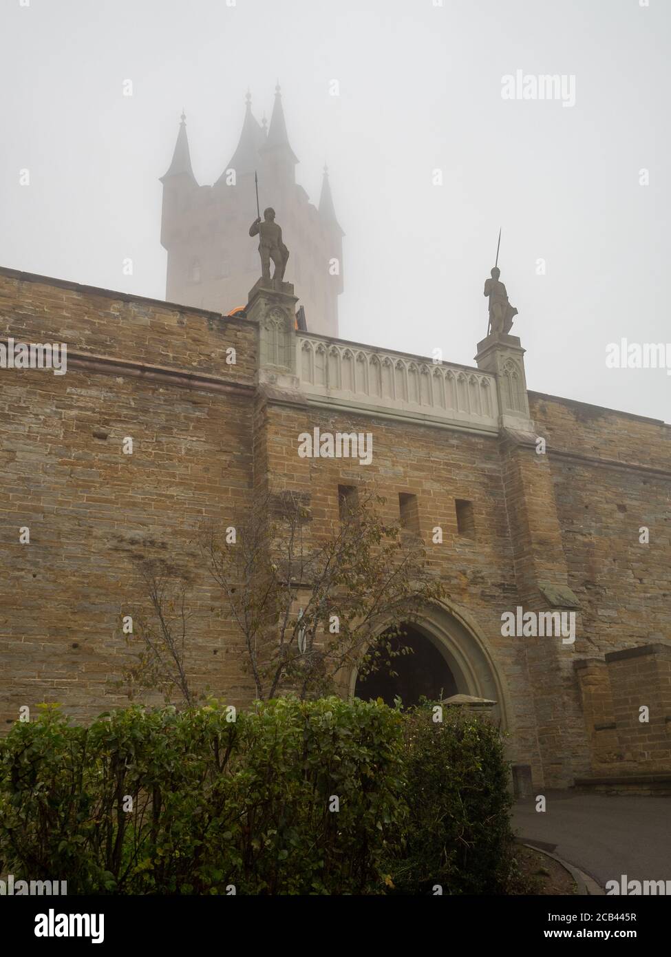 Porte d'entrée de Burg Hohenzollern dans le brouillard Banque D'Images